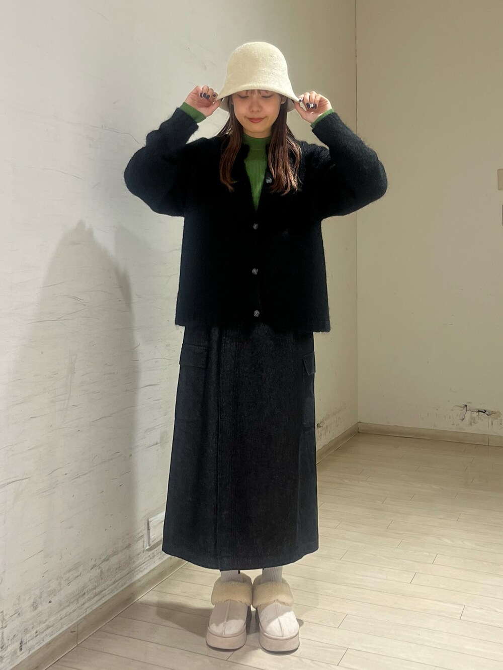 「ファッションを楽しもう、大人女子、シンプルスタイル、休日コーデ、秋冬コーデ、おしゃれさんと繋がりたい、カラーニット、サマンサモスモスブルー」｜「Samansa Mos2 blueのモールべルハット（ハット、ホワイト系）」を使った、shiori(◡̈)/さん（レディース・163cm）の秋コーディネートの2枚目の写真
