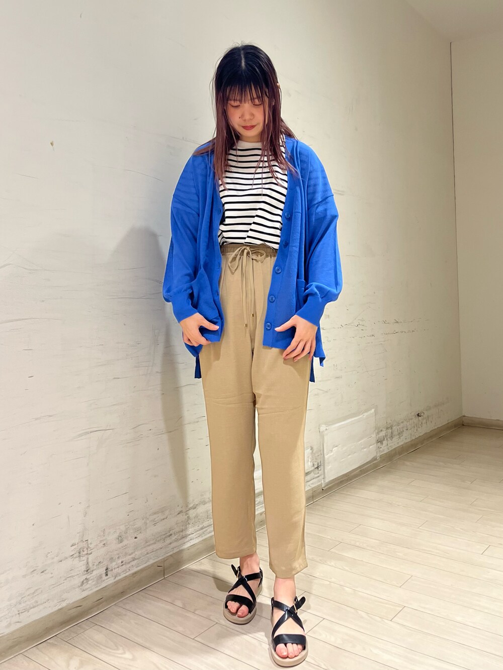 「お出かけコーデ日記、夏コーデ、オトナカジュアル、夏、リラックススタイル、パンツコーデ、Tシャツコーデ、おしゃれさんと繋がりたい、サンダルコーデ、ラフ、カラーコーデ、Samansa Mos2 blue」｜「Samansa Mos2 blueのボーダーTシャツ（Tシャツ/カットソー、ホワイト系）」を使った、shiori(◡̈)/さん（レディース・163cm）の春コーディネートの2枚目の写真
