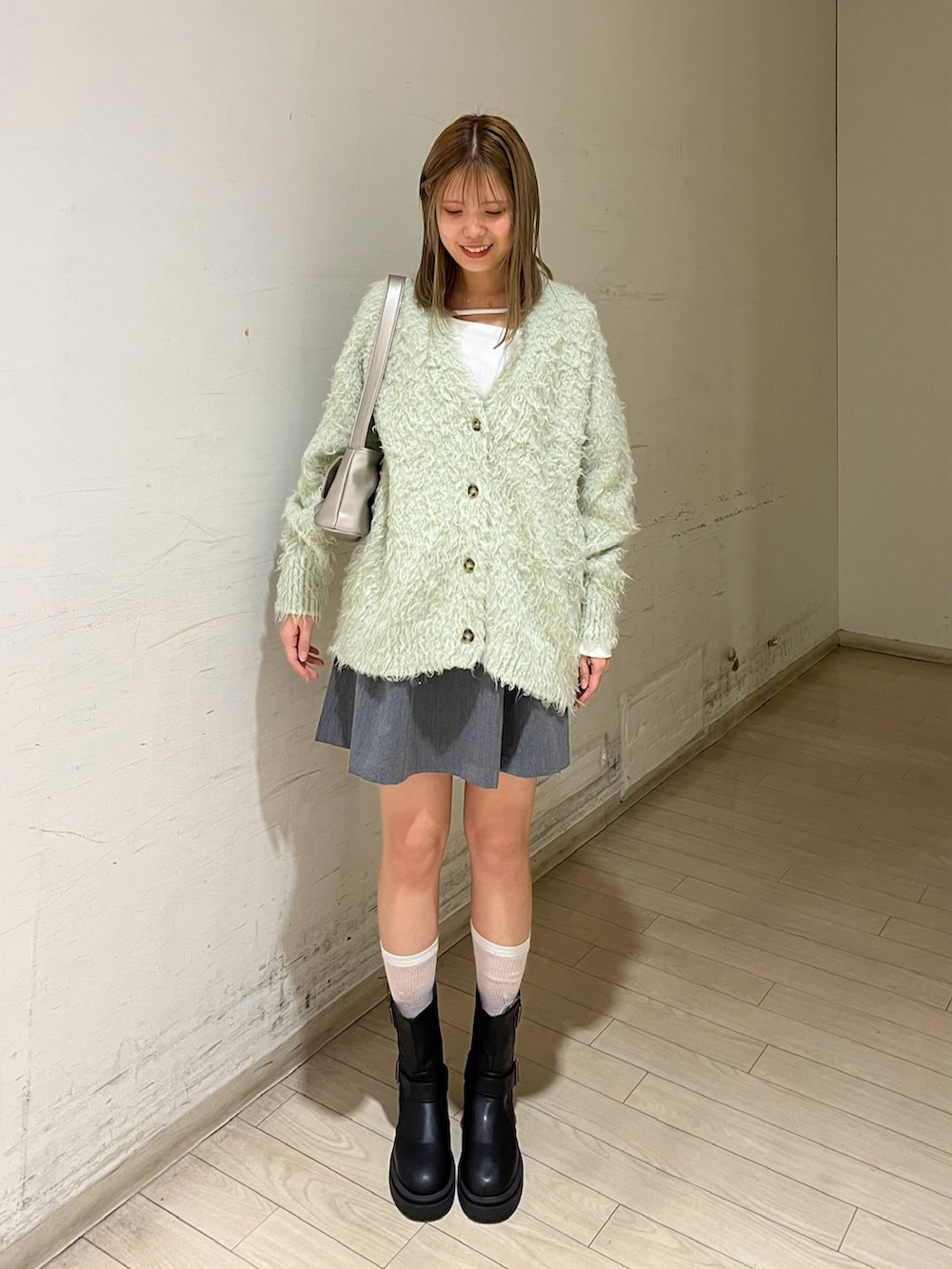 「ehka sopoのVネックモンスターカーディガン（カーディガン/ボレロ、ホワイト系）」を使った、shiori(◡̈)/さん（レディース・163cm）の冬コーディネートの2枚目の写真