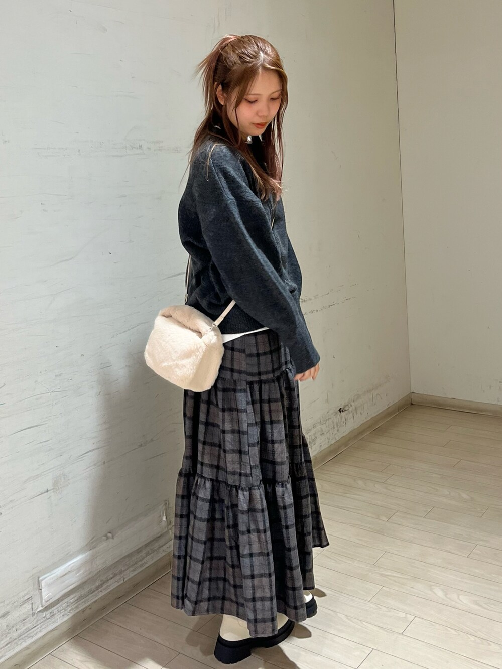 「Samansa Mos2 blueの【Rina×blue】ニットプルオーバー（ニット/セーター、グレー系）」を使った、shiori(◡̈)/さん（レディース・163cm）の秋コーディネートの4枚目の写真