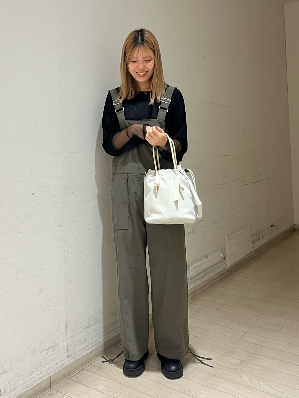 「Samansa Mos2 blue」｜「Samansa Mos2 blueのアイテム（オールインワン・サロペット、グリーン系）」を使った、shiori(◡̈)/さん（レディース・163cm）の秋コーディネートの2枚目の写真