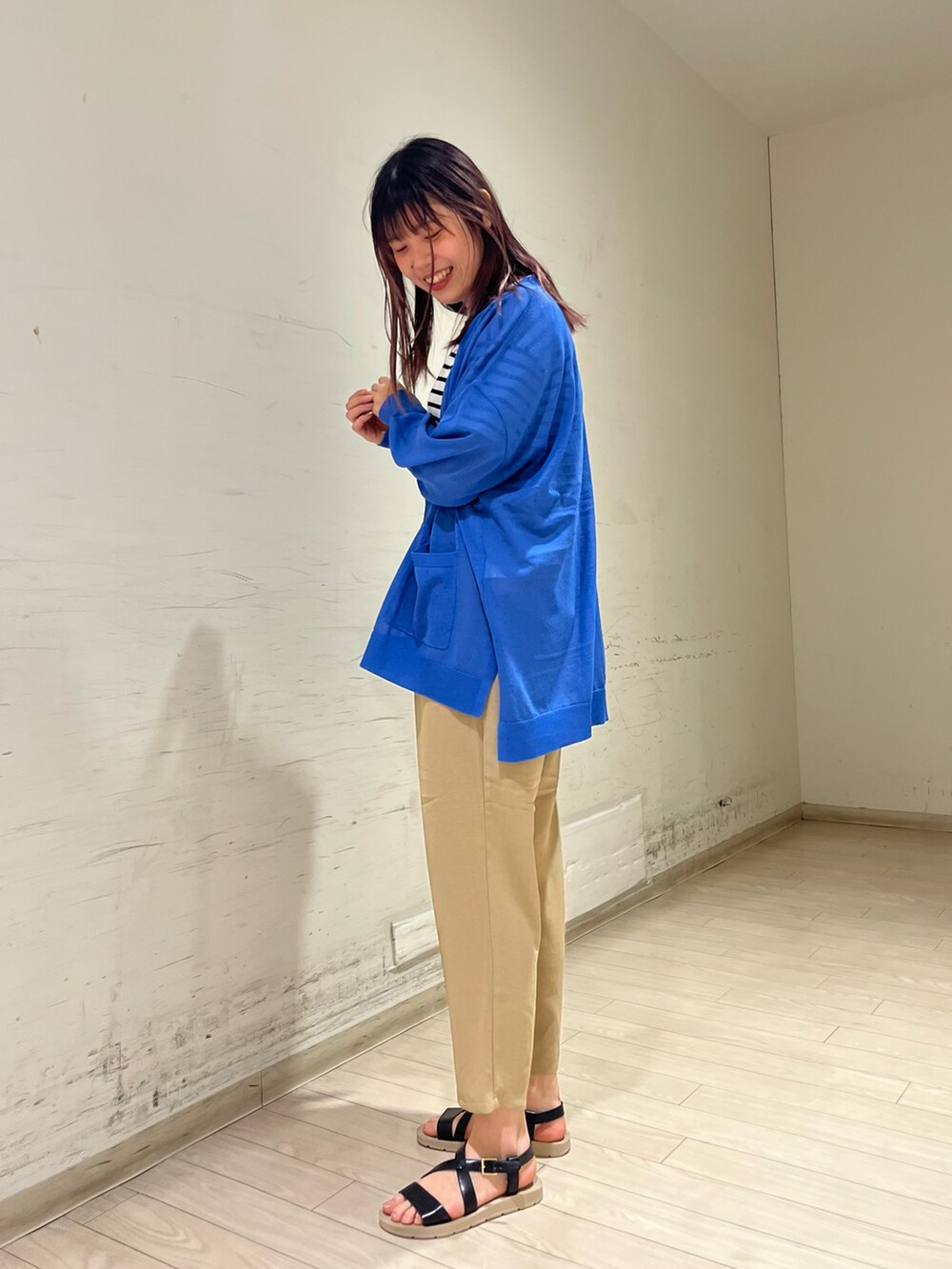 「お出かけコーデ日記、夏コーデ、オトナカジュアル、夏、リラックススタイル、パンツコーデ、Tシャツコーデ、おしゃれさんと繋がりたい、サンダルコーデ、ラフ、カラーコーデ、Samansa Mos2 blue」｜「Samansa Mos2 blueのボーダーTシャツ（Tシャツ/カットソー、ホワイト系）」を使った、shiori(◡̈)/さん（レディース・163cm）の春コーディネートの3枚目の写真