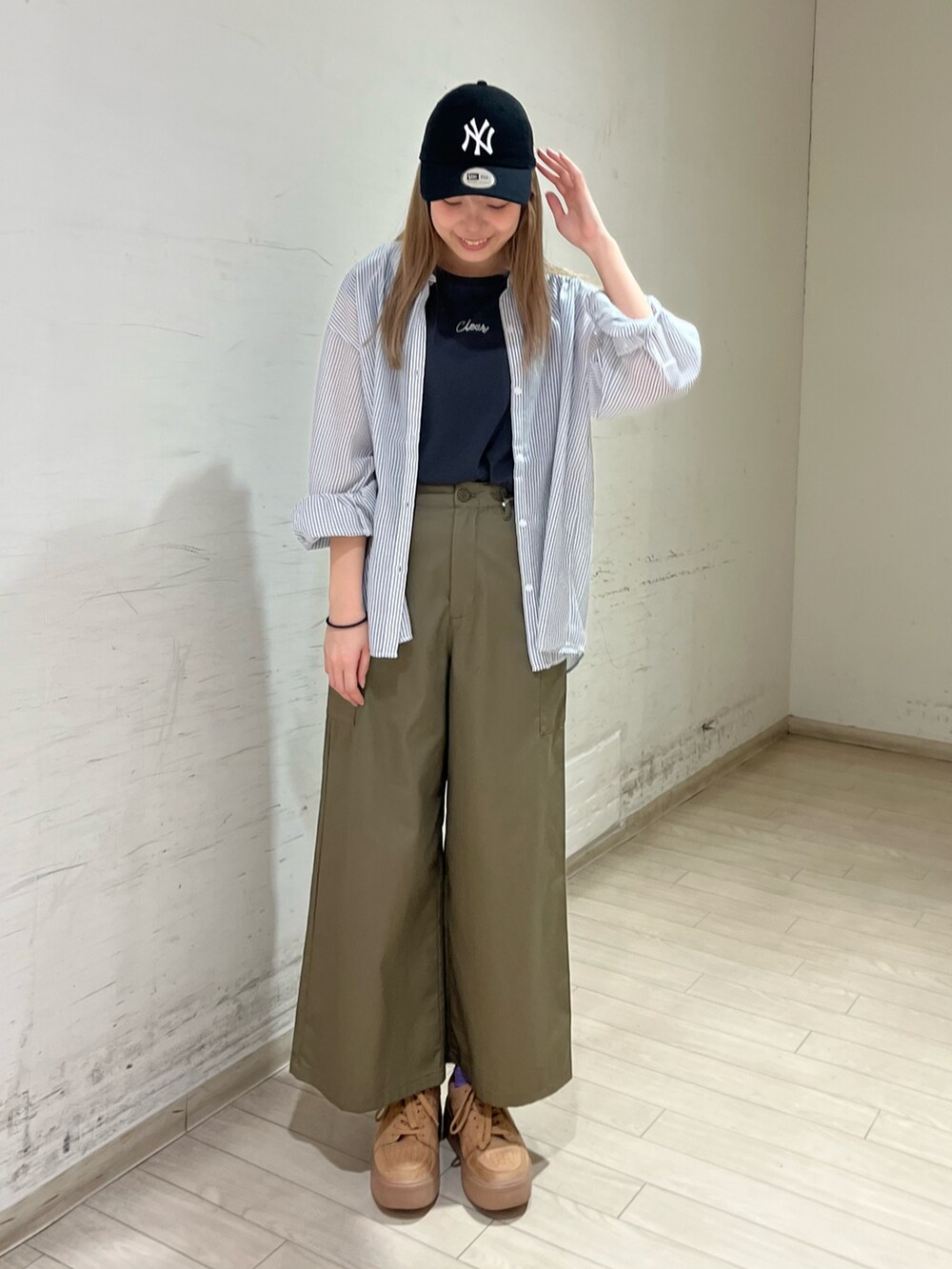 「Samansa Mos2 blue」｜「Samansa Mos2 blueのワイドショルダータンク（Tシャツ/カットソー、グレー系）」を使った、shiori(◡̈)/さん（レディース・163cm）の春コーディネートの2枚目の写真