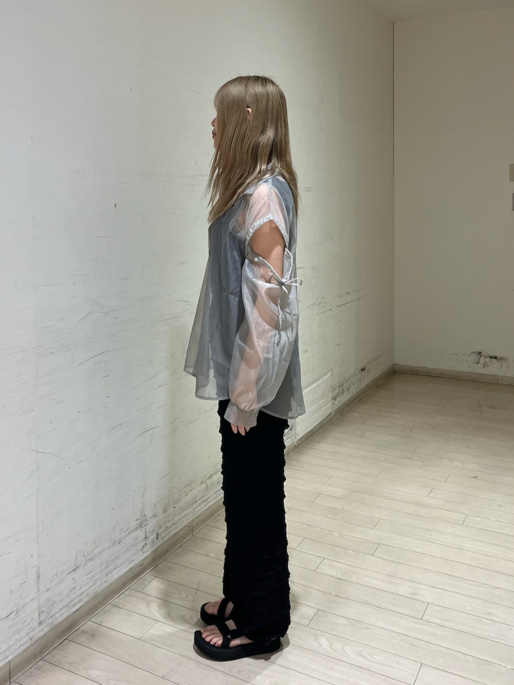 「ehka sopo」｜「ehka sopoの袖2wayビッグシアーシャツ（シャツ/ブラウス、グレー系）」を使った、shiori(◡̈)/さん（レディース・163cm）の春コーディネートの2枚目の写真