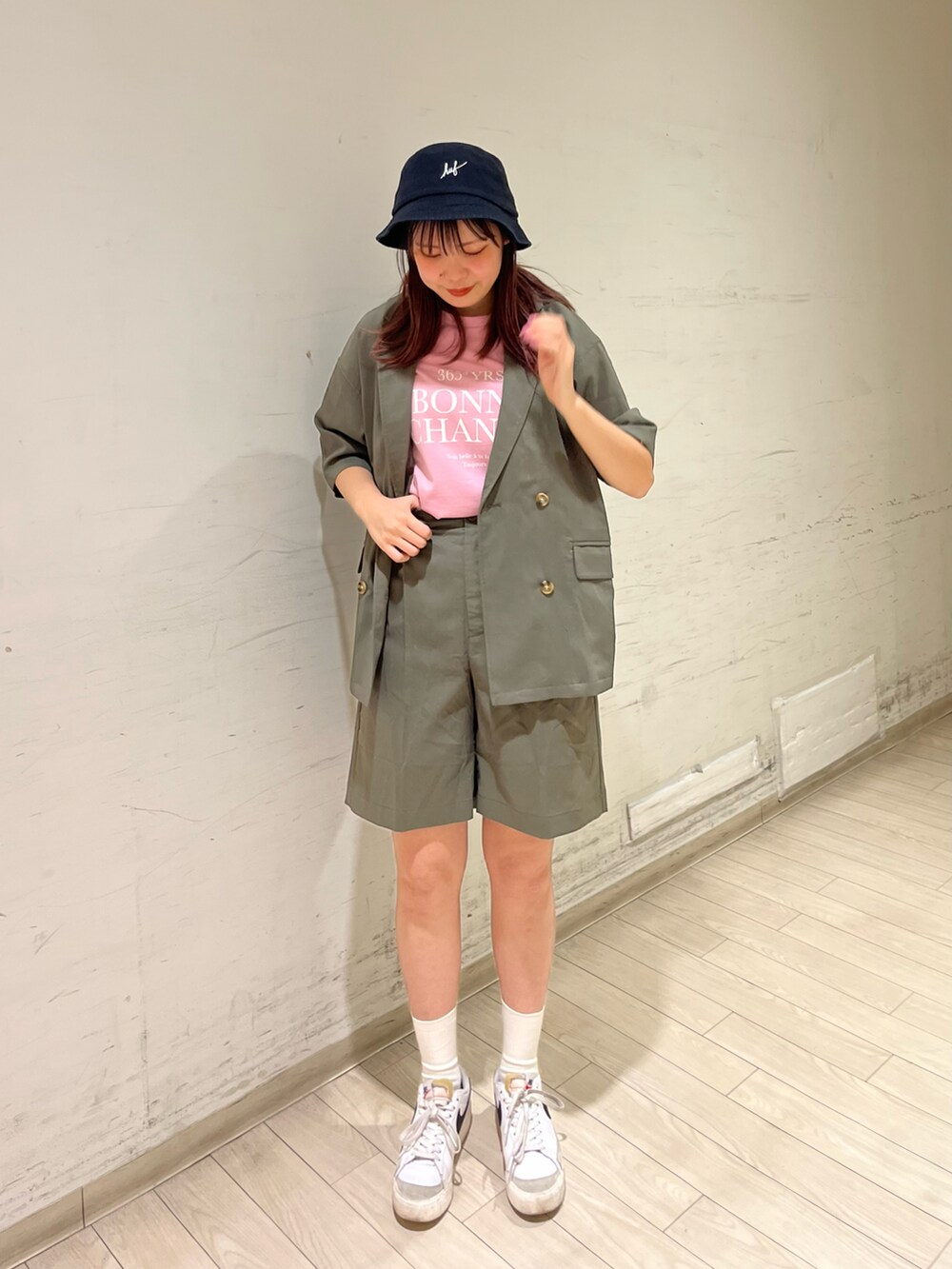 「夏コーデ、初夏コーデ、休日スタイル、ロゴT、おしゃれさんと繋がりたい、今日のコーデ、ootd、ehka sopo、NIKE、HUF、メンズライク」｜「HUFのSCRIPT BUCKET HAT / HUF バケットハット バケハ（ハット、ブラック系）」を使った、shiori(◡̈)/さん（レディース・163cm）の春コーディネートの2枚目の写真