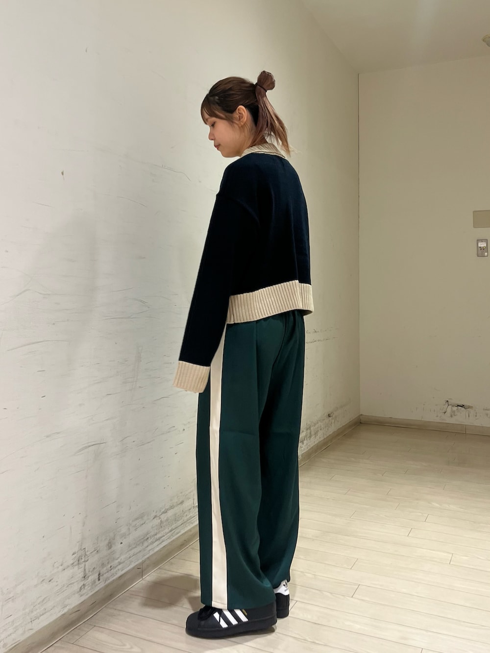 「秋先取りコーデ、シンプルスタイル、スポーティ、adidas、ehka sopo、休日スタイル、お洒落さんとつながりたい、パンツスタイル、ニット、ゆるコーデ、リラックススタイル」｜「ehka sopoのジップアップカーディガン（カーディガン/ボレロ、ブルー系）」を使った、shiori(◡̈)/さん（レディース・163cm）の秋コーディネートの5枚目の写真