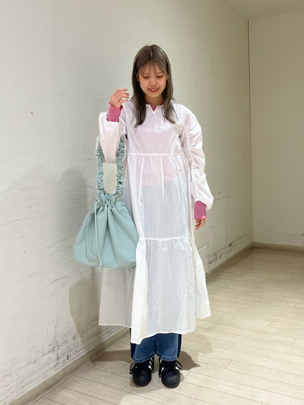 「ehka sopoの袖ギャザーティアードワンピース（ワンピース、ホワイト系）」を使った、shiori(◡̈)/さん（レディース・163cm）の春コーディネートの2枚目の写真