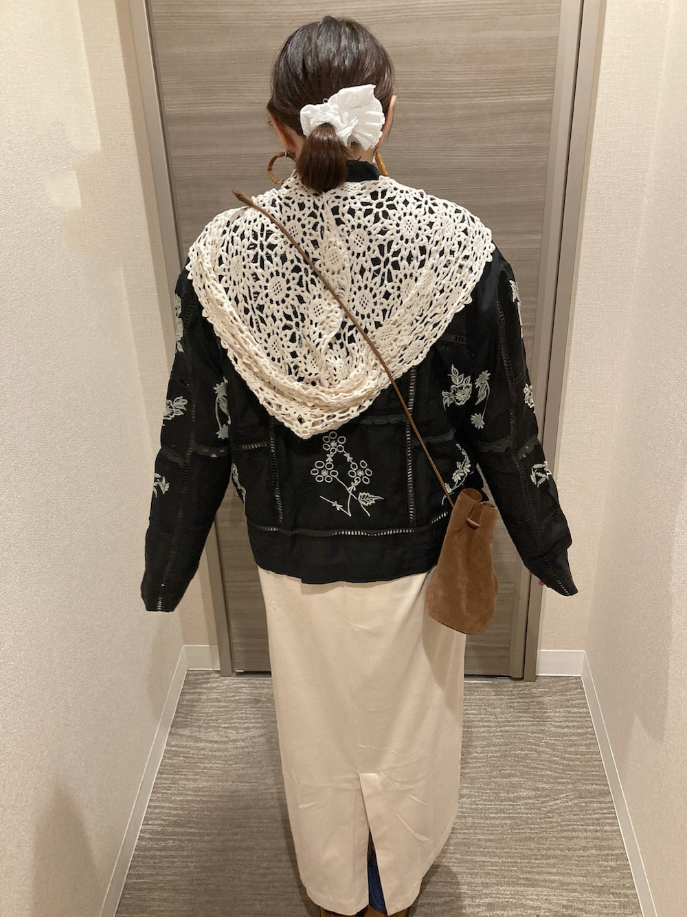 「TODAYFULのEmbroidery Patchwork Shirts（シャツ/ブラウス、ブラック系）」を使った、TNKᡣ𐭩さん（レディース・167cm）の春コーディネートの3枚目の写真