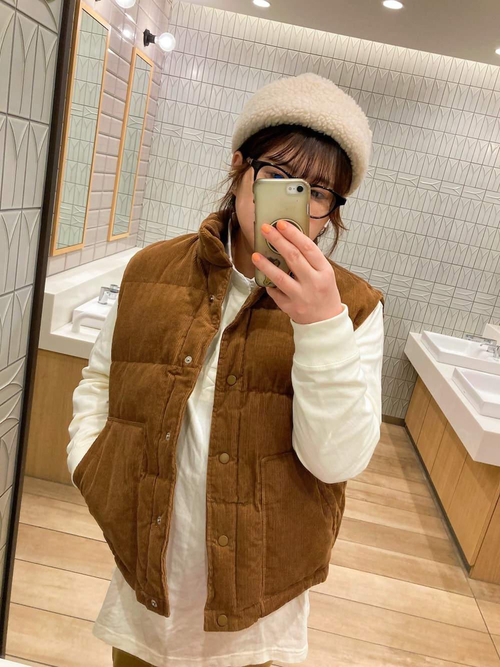 「wee9sのround BOA CAP / ラウンドボアキャップ（ニットキャップ/ビーニー、ホワイト系）」を使った、TNKᡣ𐭩さん（レディース・167cm）の冬コーディネートの2枚目の写真