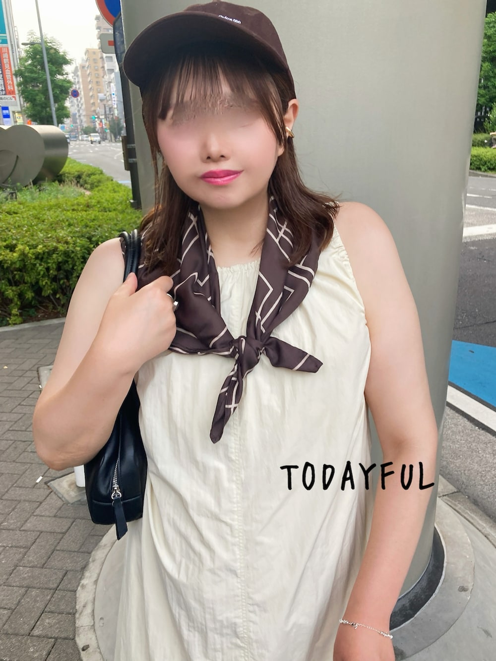「TODAYFULのTDFL' Useful Cap（キャップ、ブラウン系）」を使った、TNKᡣ𐭩さん（レディース・167cm）の夏コーディネートの2枚目の写真