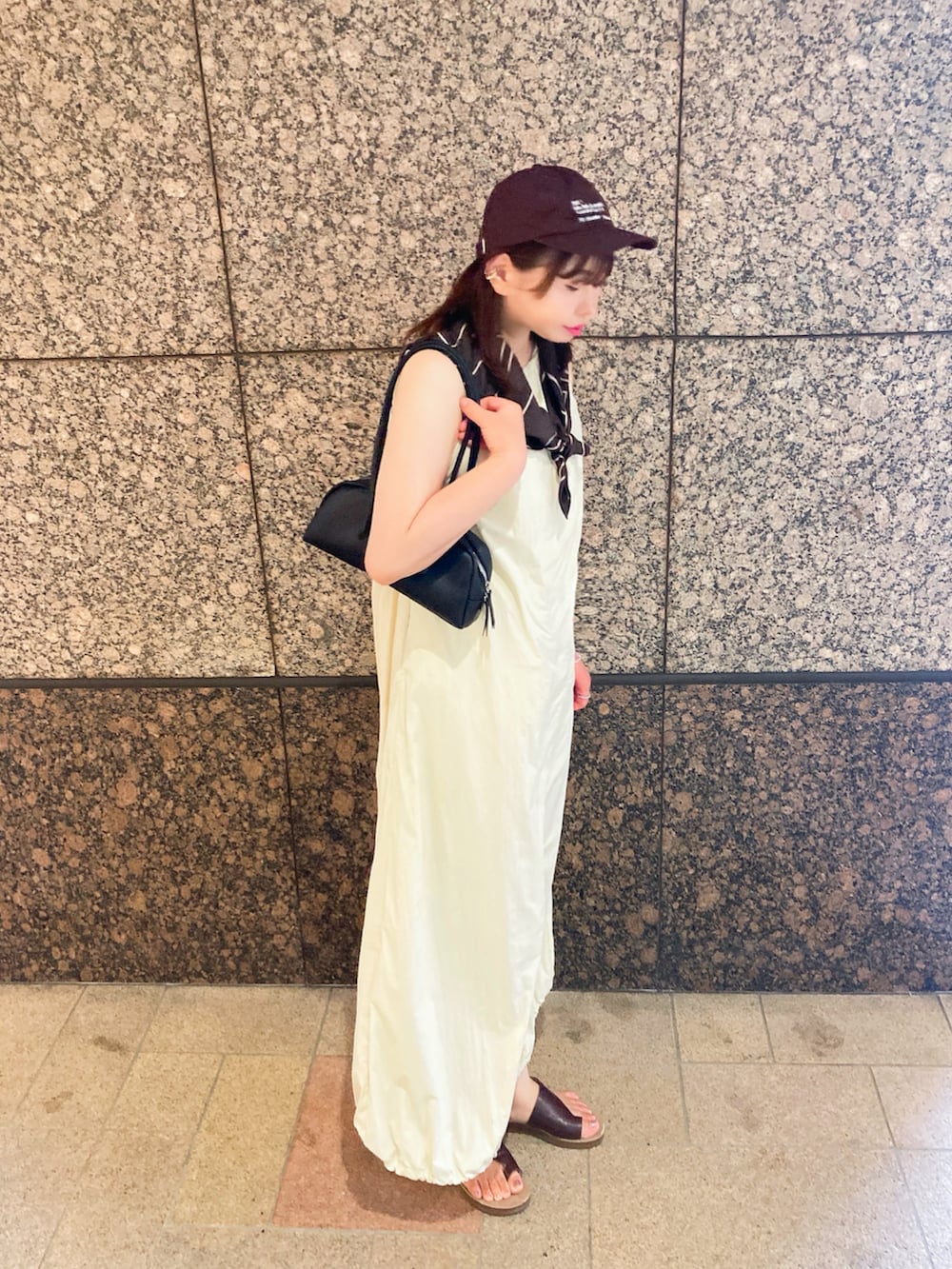 「TODAYFULのTDFL' Useful Cap（キャップ、ブラウン系）」を使った、TNKᡣ𐭩さん（レディース・167cm）の夏コーディネートの3枚目の写真