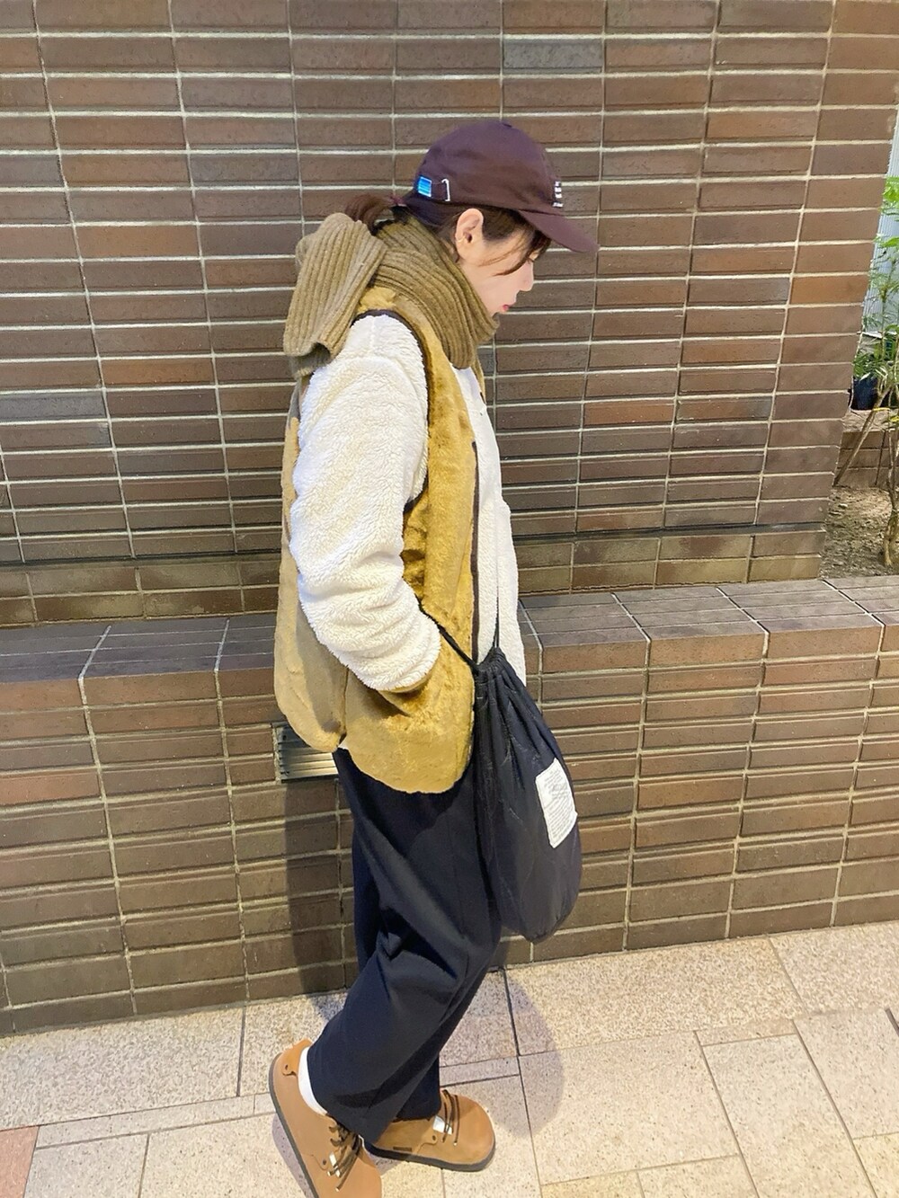 「TODAYFULのTDFL' Useful Cap（キャップ、ブラウン系）」を使った、TNKᡣ𐭩さん（レディース・167cm）の冬コーディネートの2枚目の写真