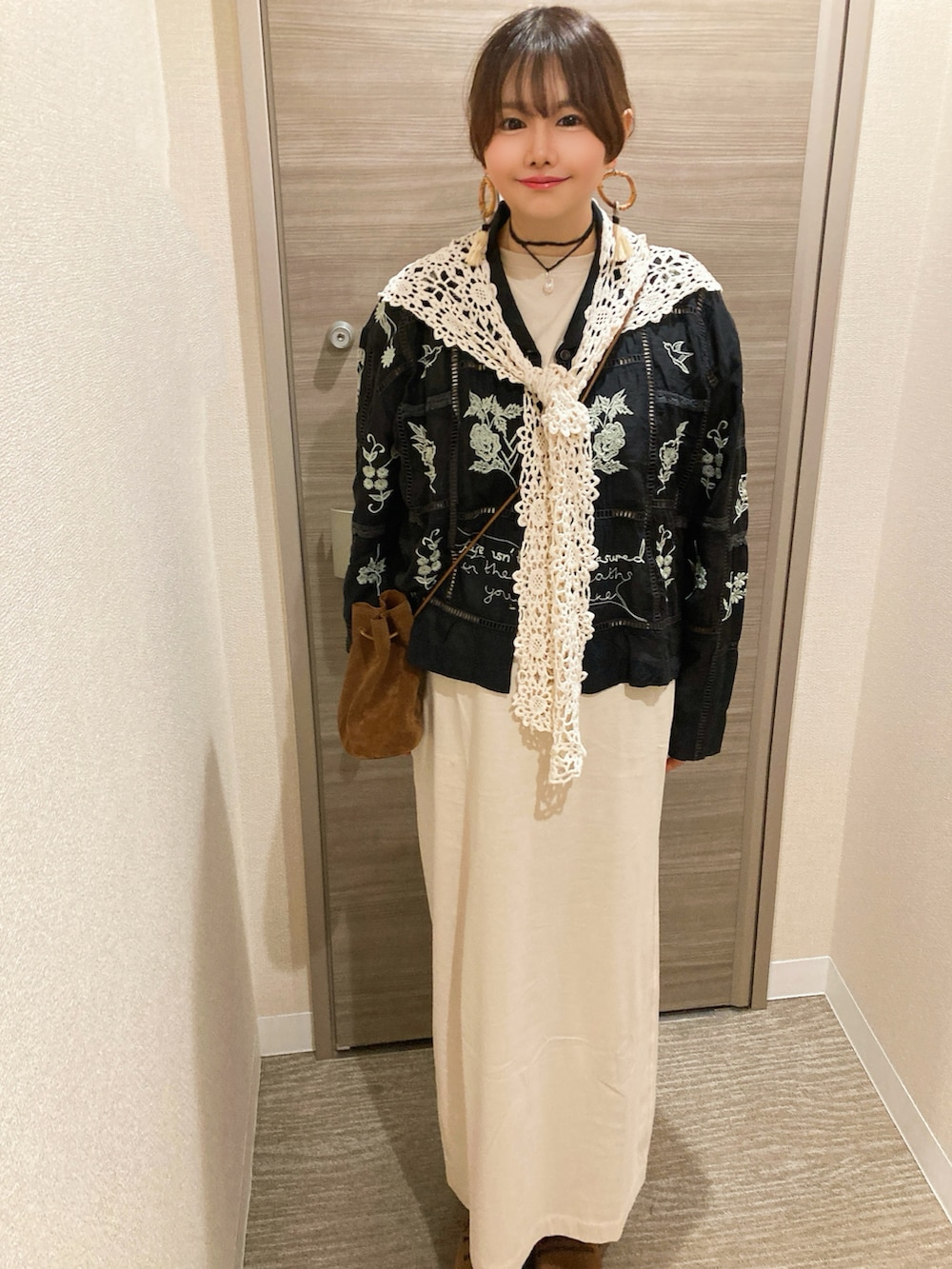 「TODAYFULのEmbroidery Patchwork Shirts（シャツ/ブラウス、ブラック系）」を使った、TNKᡣ𐭩さん（レディース・167cm）の春コーディネートの2枚目の写真