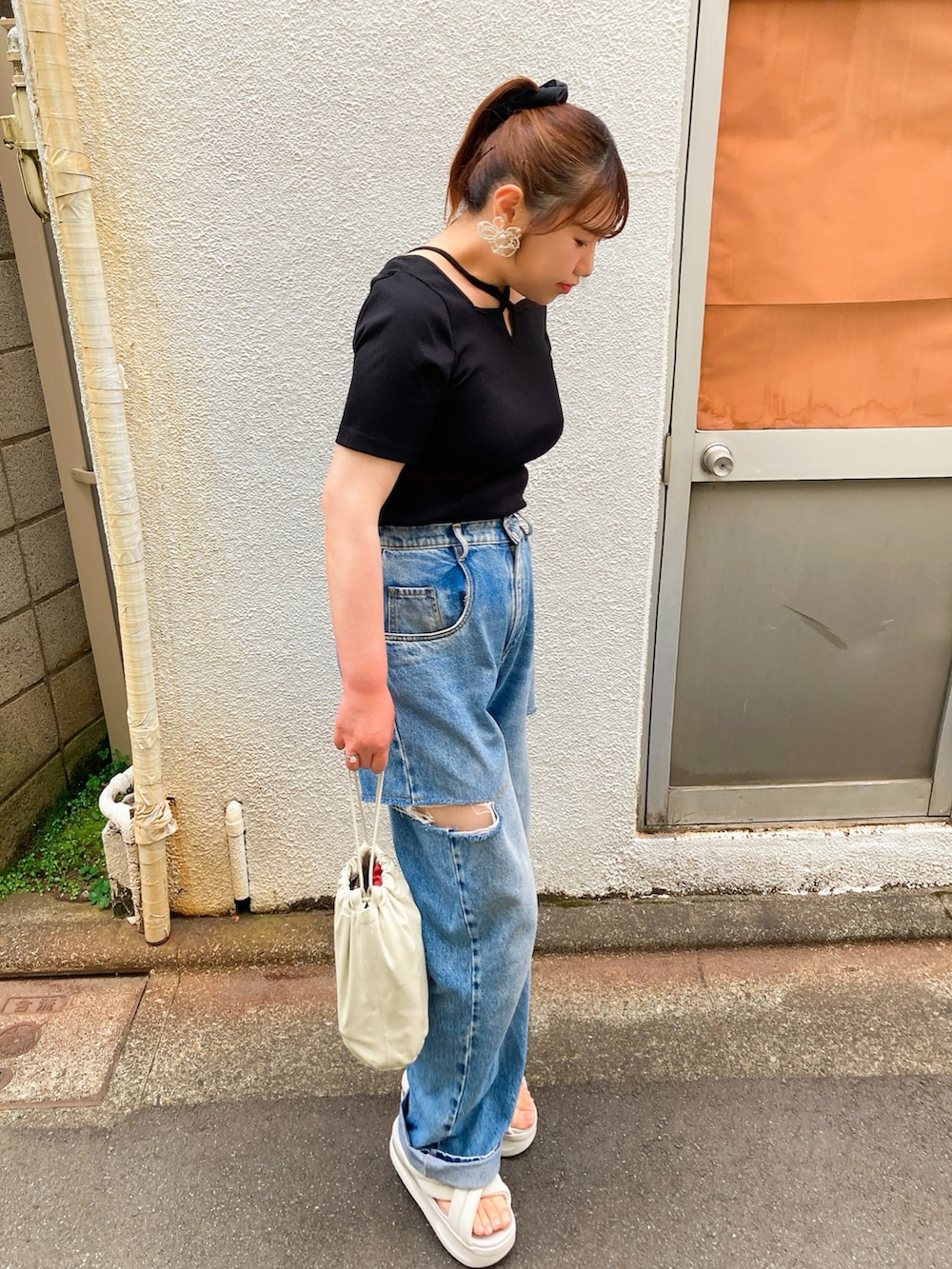 「Meiruのクロスネックリブトップス（Tシャツ/カットソー、ブラック系）」を使った、TNKᡣ𐭩さん（レディース・167cm）の春コーディネートの2枚目の写真