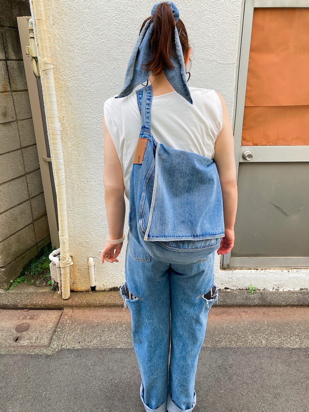 「Spick & Spanの5 1/2 DENIM NEWSPAPERBAG（ショルダーバッグ、ブルー系）」を使った、TNKᡣ𐭩さん（レディース・167cm）の春コーディネートの2枚目の写真