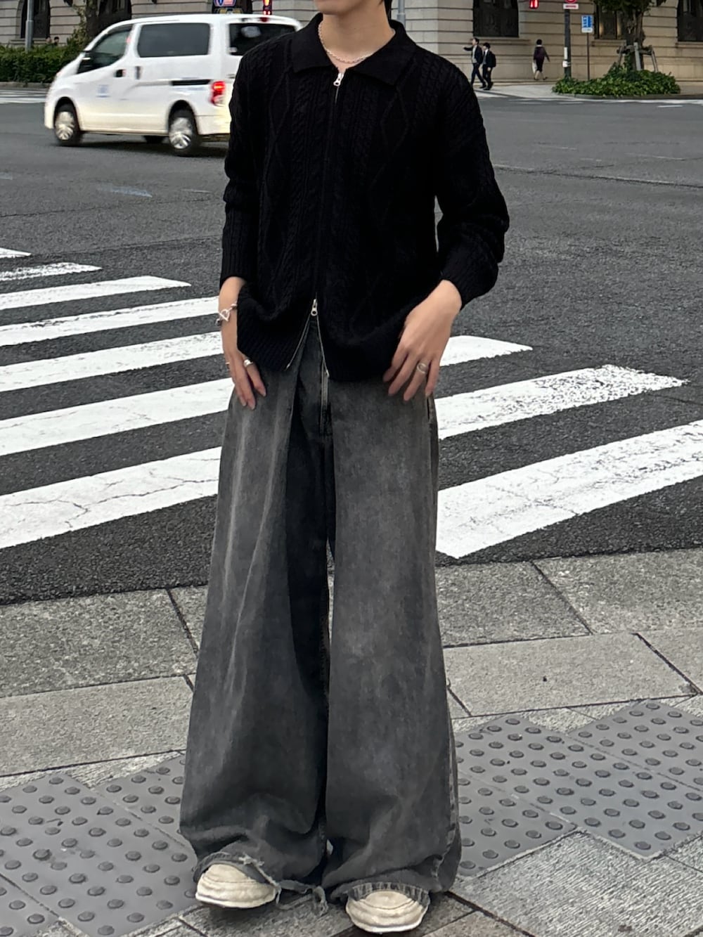 「レザー、キルティング、ロングコート、ブラウン、秋冬コーデ、オトナカジュアル、デニムパンツ、カジュアル、メンズファッション、休日スタイル、秋コーデ、シンプル、大人カジュアル、ブルゾン、ワイドデニム」｜「JOHN LAWRENCE SULLIVANのアイテム（デニムパンツ、グレー系）」を使った、こたさん（メンズ・178cm）の秋コーディネートの2枚目の写真