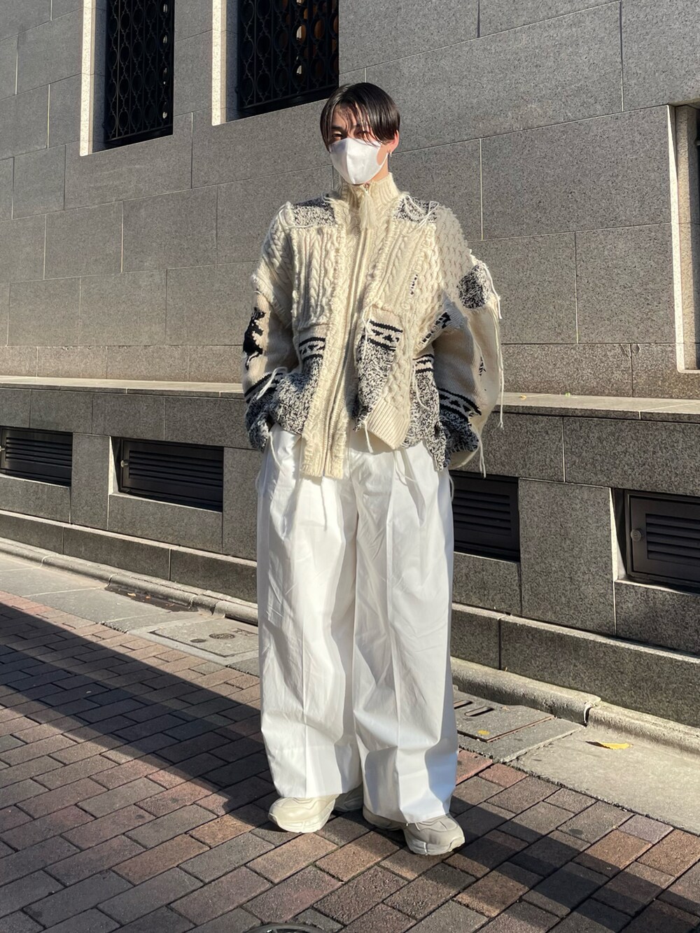 ベージュ系のジャケット/アウター、ホワイト系のパンツ、ホワイト系のスニーカーを着用したメンズの冬コーディネートの2枚目の写真
