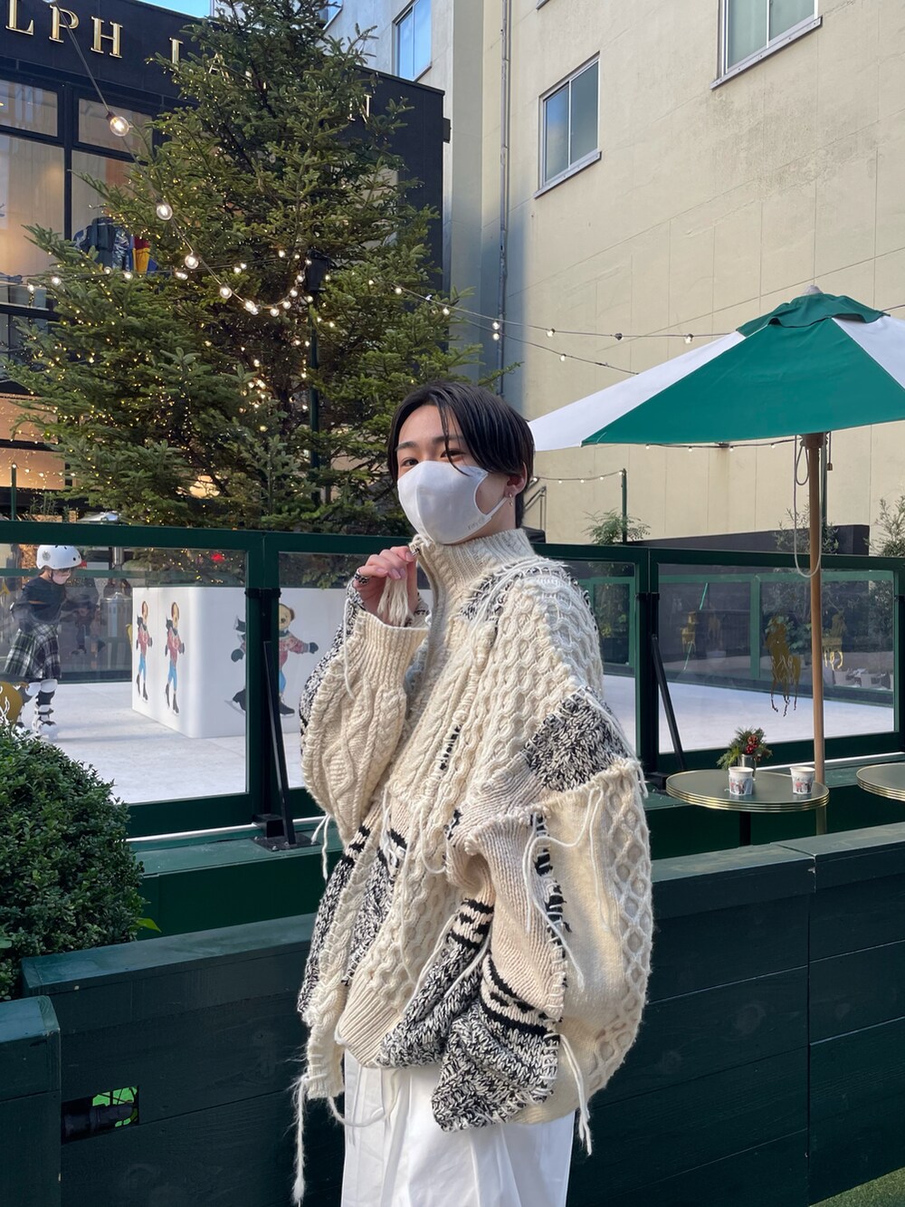 ベージュ系のジャケット/アウター、ホワイト系のパンツ、ホワイト系のスニーカーを着用したメンズの冬コーディネートの3枚目の写真