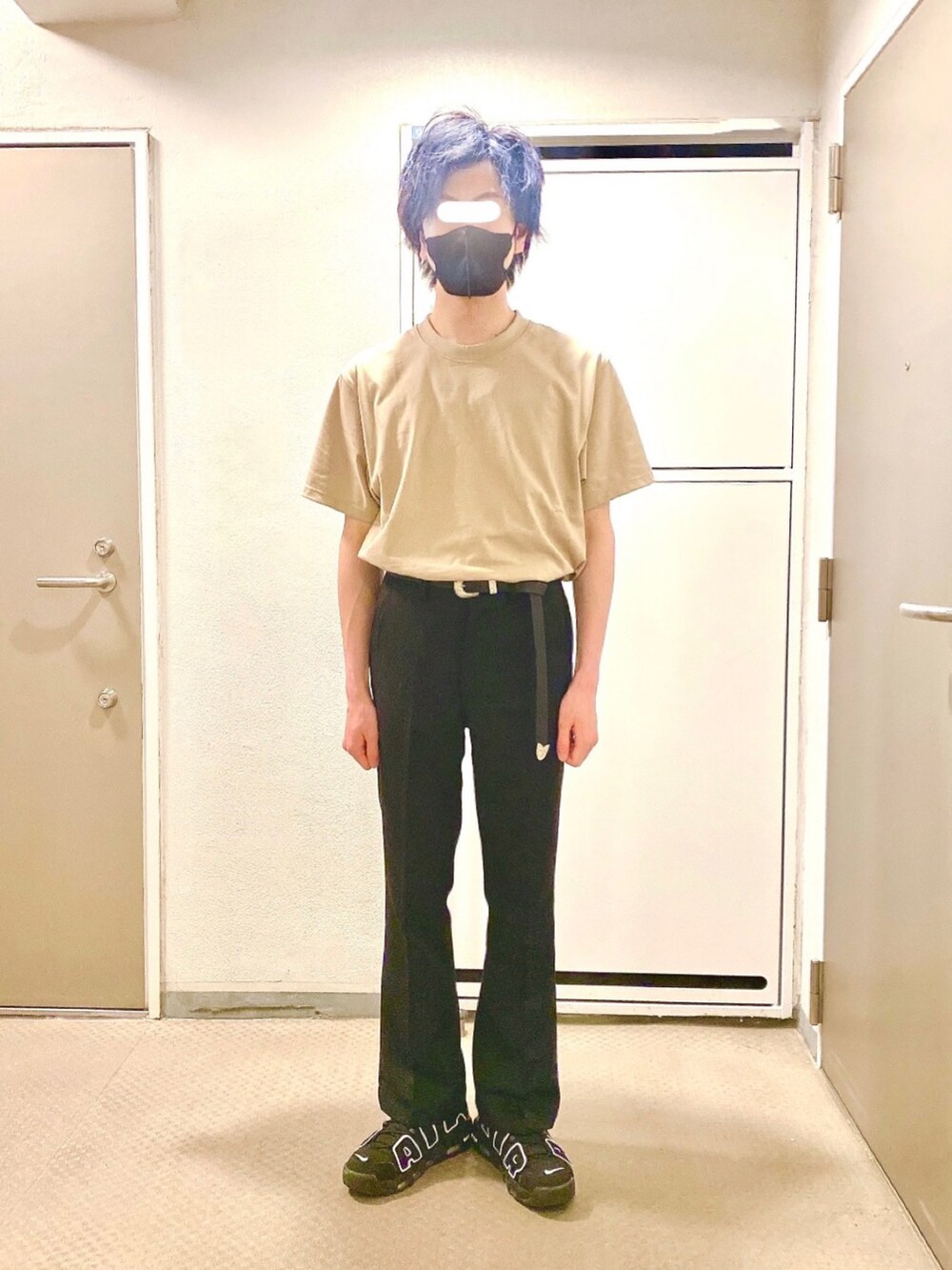 ブラック系のスニーカー、ブラック系のスラックス、ベージュ系のTシャツ/カットソーを着用したメンズの夏コーディネートの2枚目の写真