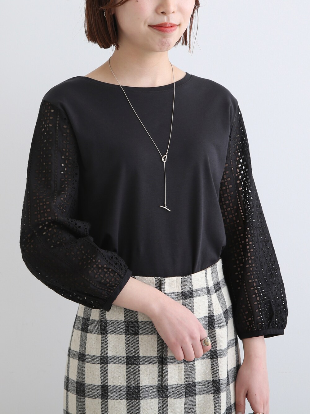 ブラック系のサンダル、ブラック系のTシャツ/カットソー、ブラック系のスカートを着用したレディースの春コーディネートの3枚目の写真