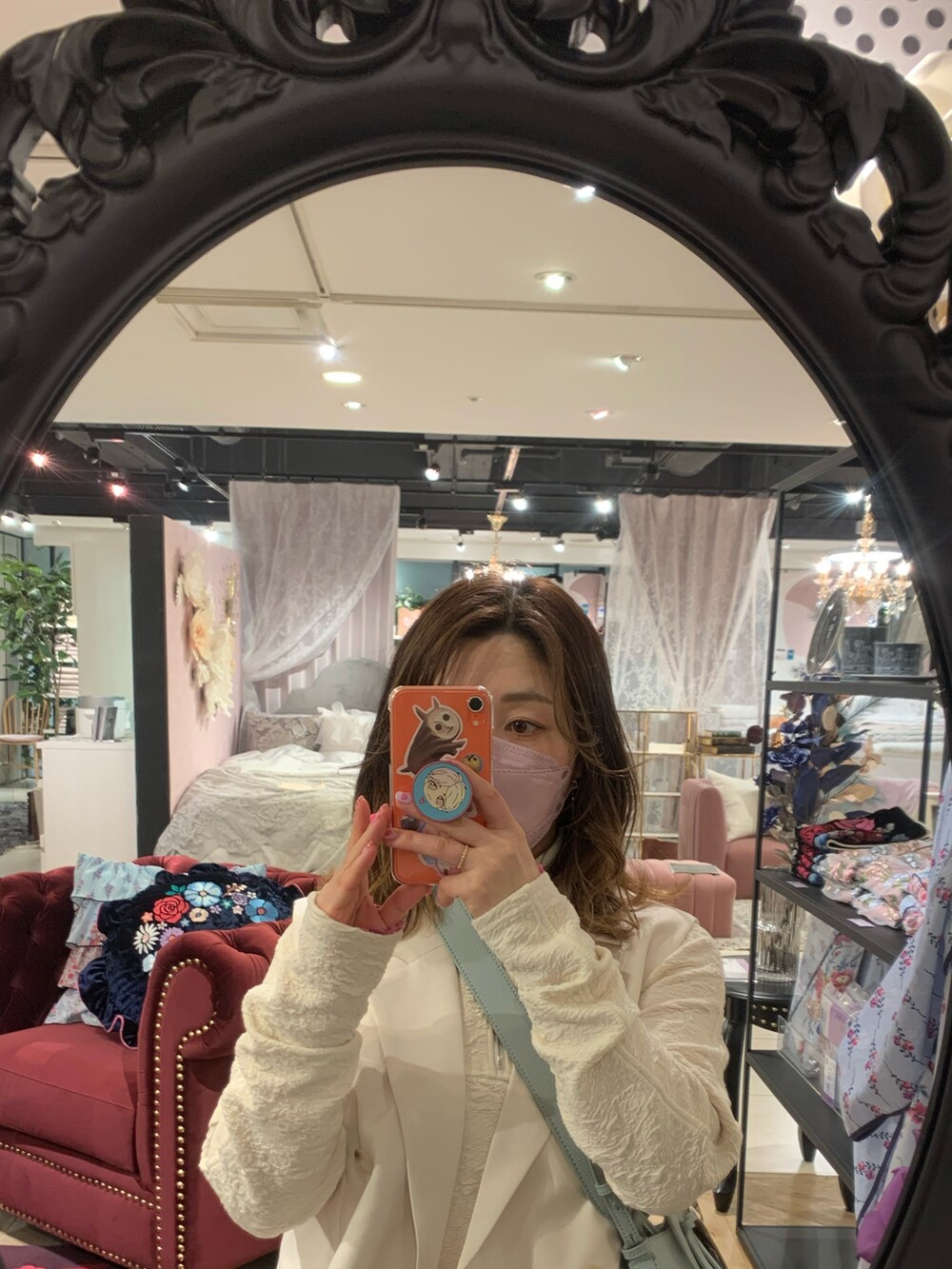 ホワイト系のベスト、ホワイト系のTシャツ/カットソー、ホワイト系のデニムスカートを着用したレディースの春コーディネートの2枚目の写真