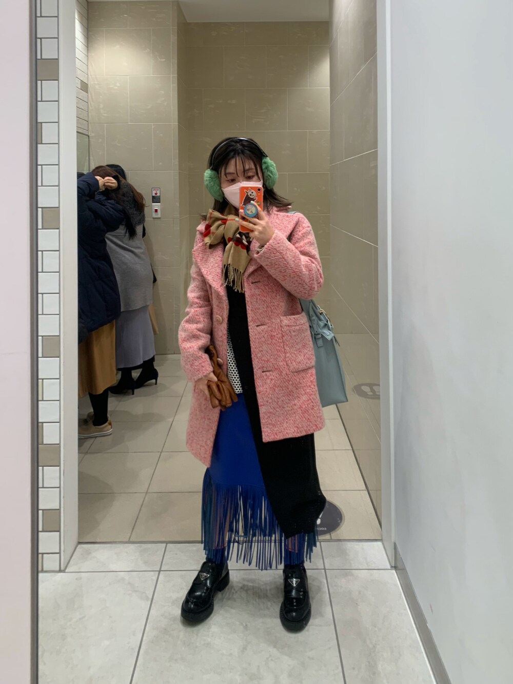 ブラック系のワンピース、ピンク系のジャケット/アウター、ホワイト系のTシャツ/カットソーを着用したレディースの冬コーディネートの2枚目の写真