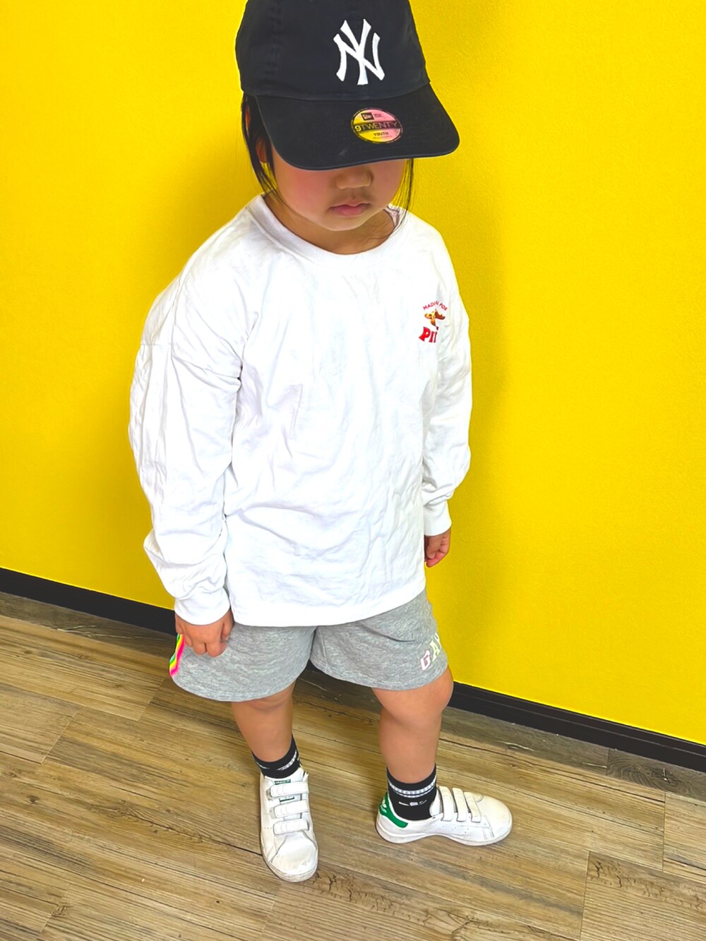 ホワイト系のTシャツ/カットソー、ホワイト系のスニーカー、グレー系のパンツを着用したキッズの春コーディネートの2枚目の写真