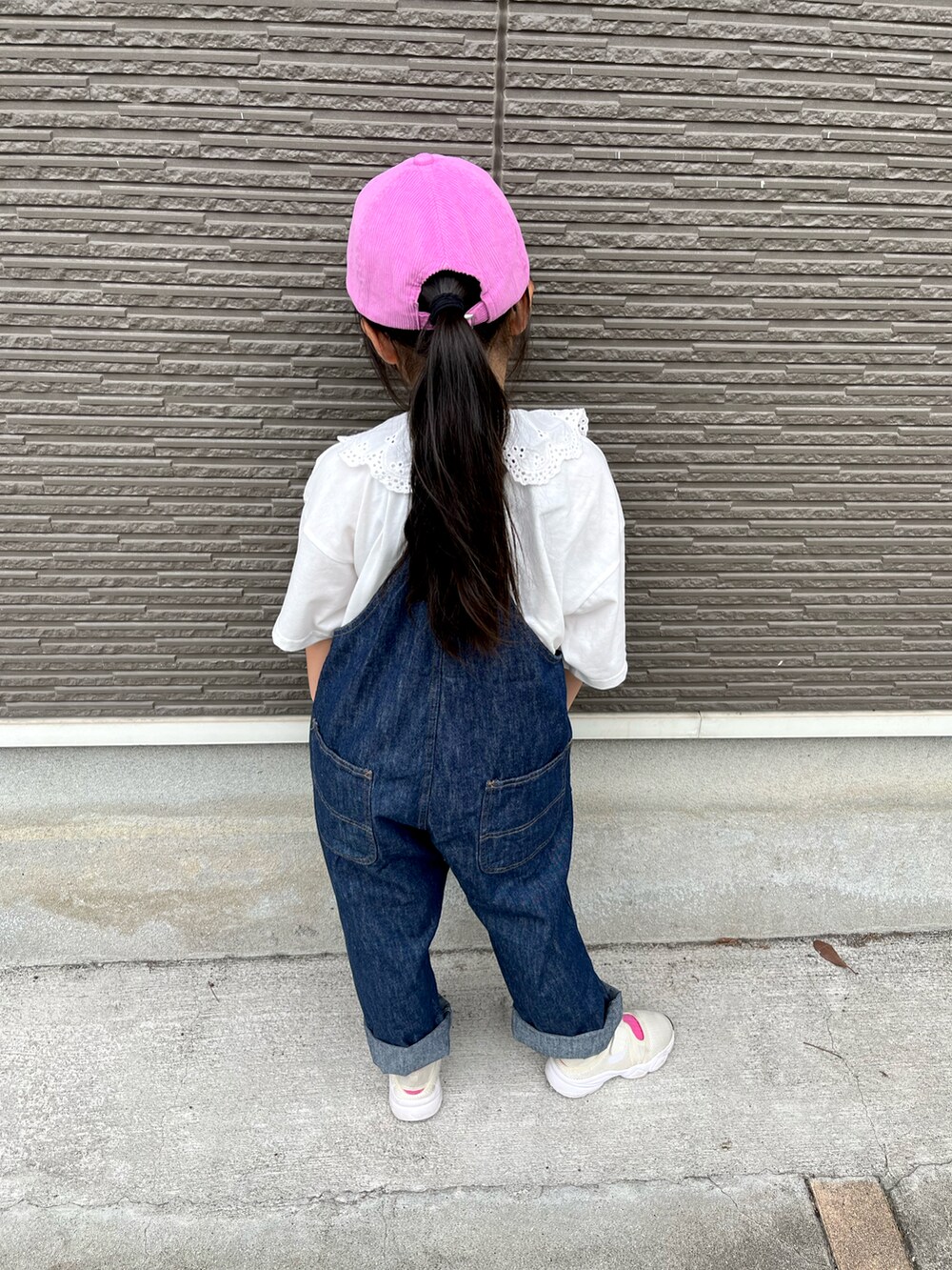 ブルー系のサロペット/オーバーオール、ホワイト系のTシャツ/カットソー、ピンク系のソックス/靴下を着用したキッズの春コーディネートの2枚目の写真