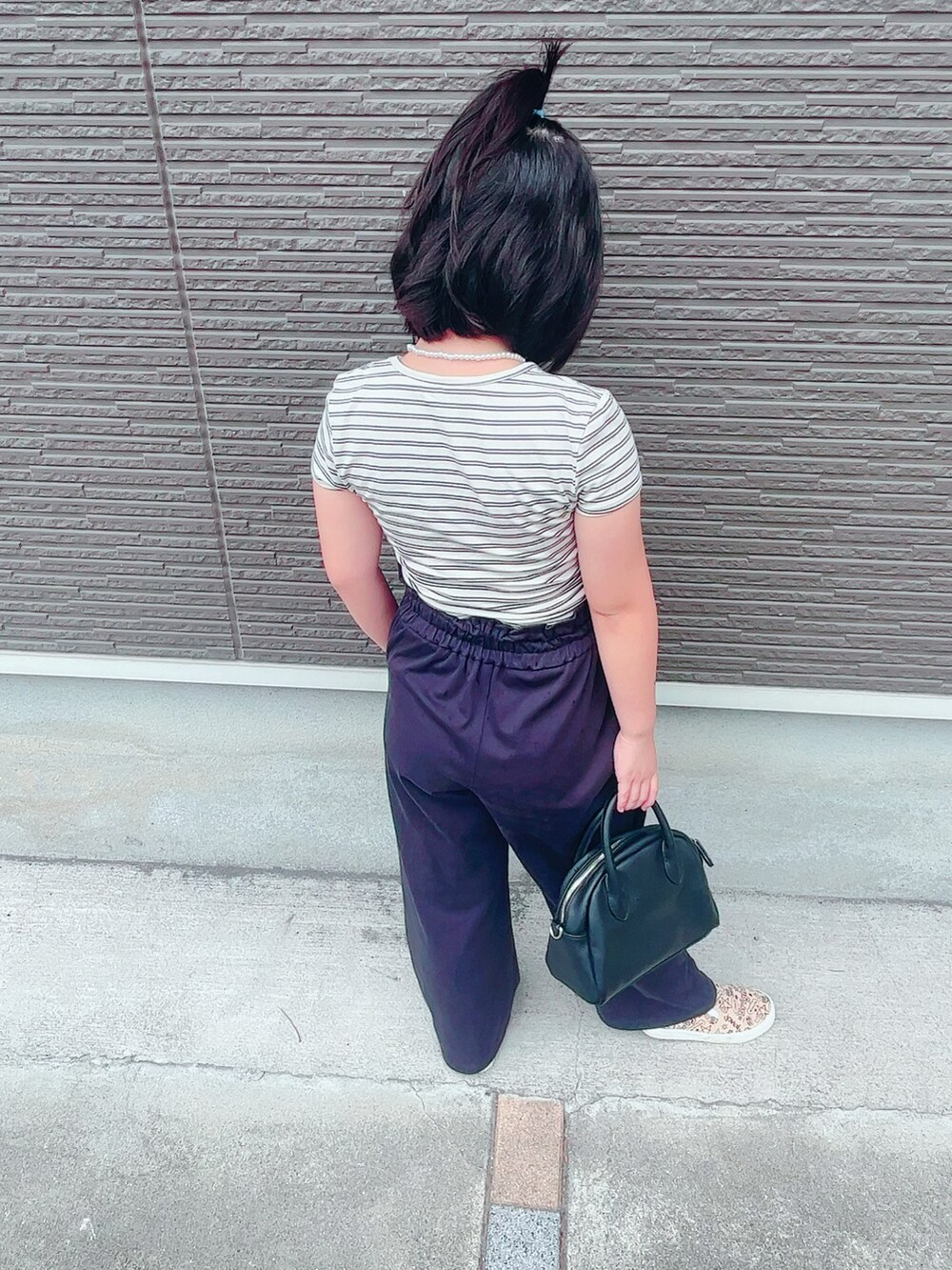 ホワイト系のTシャツ/カットソー、ブラック系のショルダーバッグ、ブルー系のパンツを着用したキッズの夏コーディネートの3枚目の写真