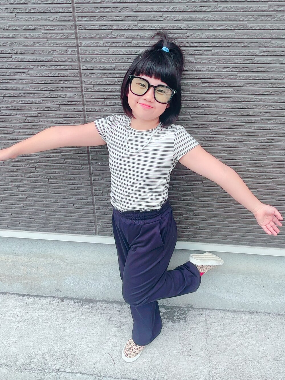 ホワイト系のTシャツ/カットソー、ブラック系のショルダーバッグ、ブルー系のパンツを着用したキッズの夏コーディネートの2枚目の写真