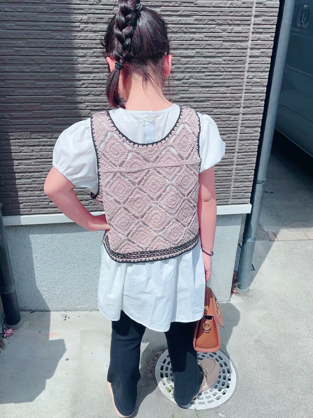 ベージュ系のローファー、ホワイト系のその他トップスを着用したキッズの春コーディネートの3枚目の写真