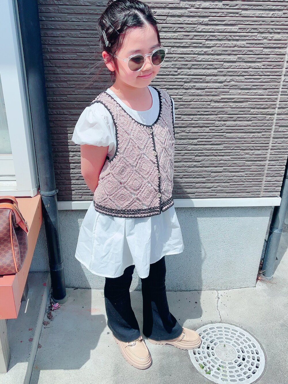 ベージュ系のローファー、ホワイト系のその他トップスを着用したキッズの春コーディネートの4枚目の写真