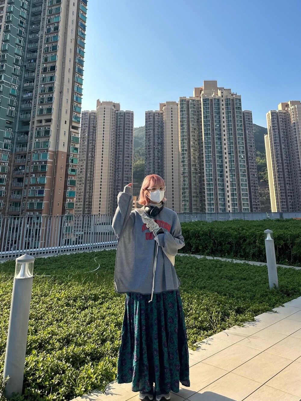 グレー系のスニーカーを着用したレディースの冬コーディネートの2枚目の写真