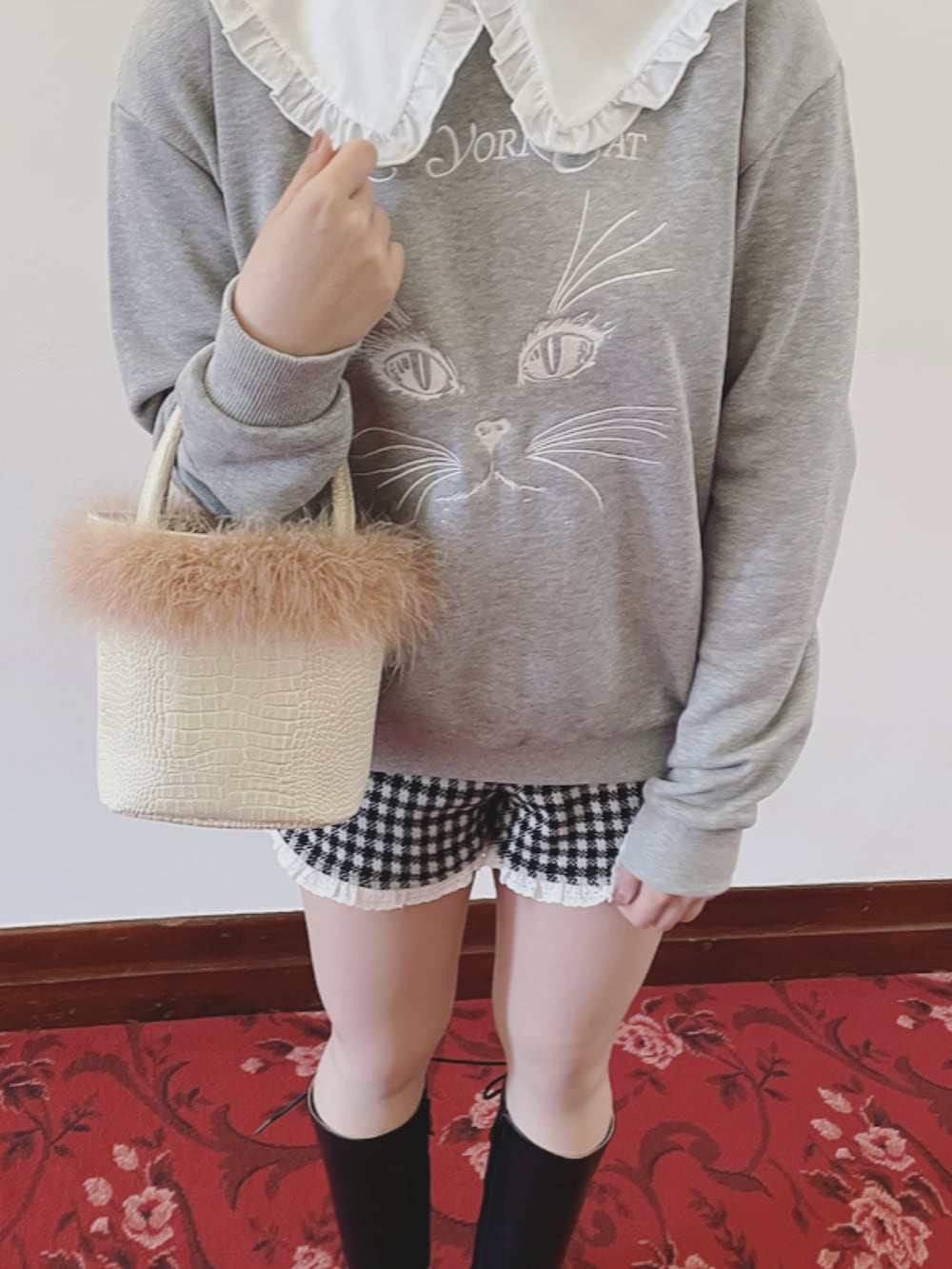 グレー系のスウェット、ブラック系のその他パンツ、ブラック系のブーツを着用したレディースの秋コーディネートの2枚目の写真