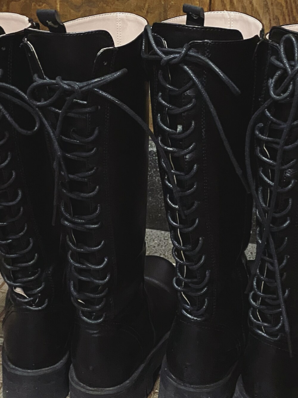 グレー系のスウェット、ブラック系のその他パンツ、ブラック系のブーツを着用したレディースの秋コーディネートの3枚目の写真