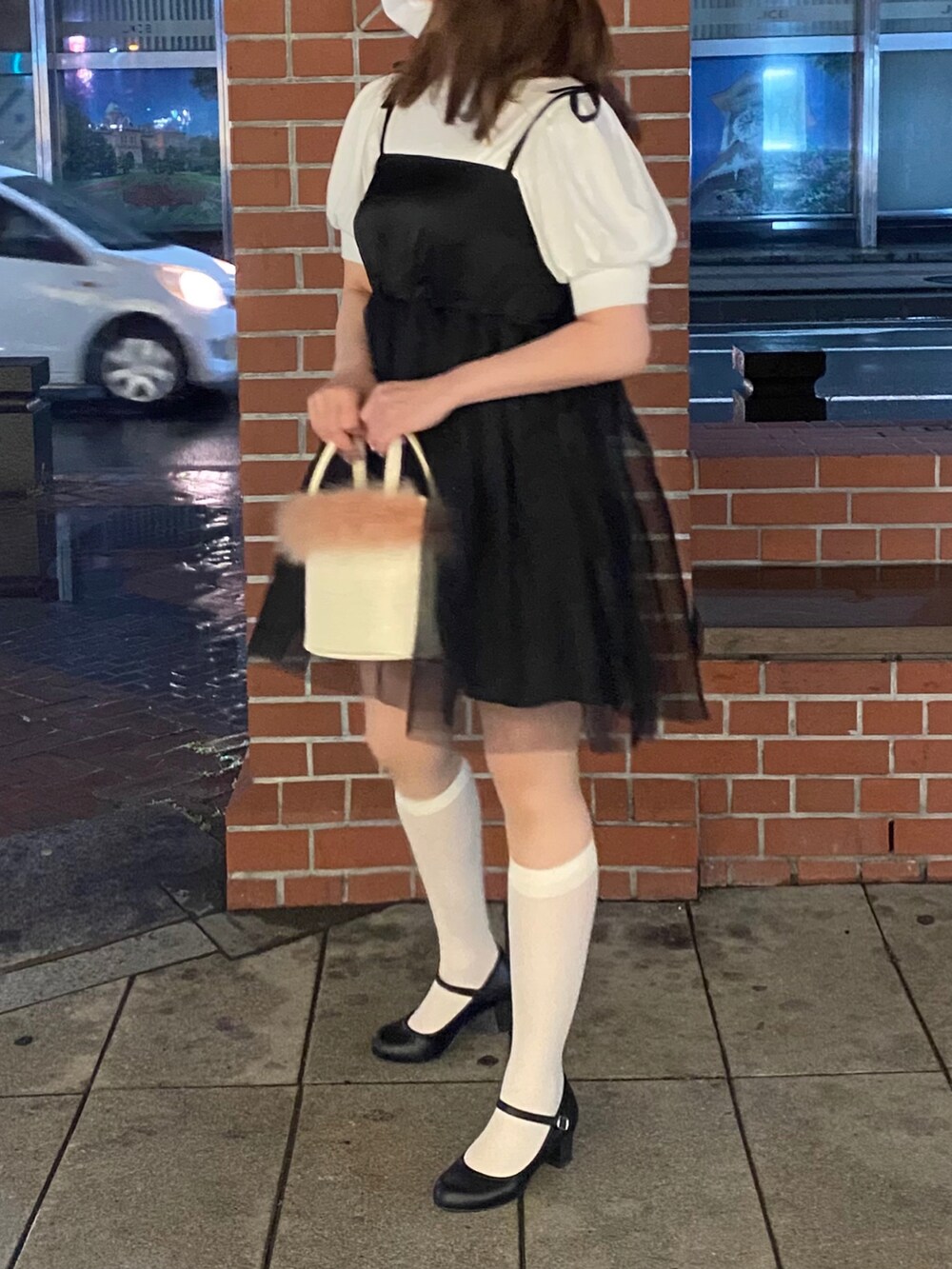 ブラック系のパンプス、ブラック系のワンピース、ベージュ系のハンドバッグを着用したレディースの秋コーディネートの2枚目の写真