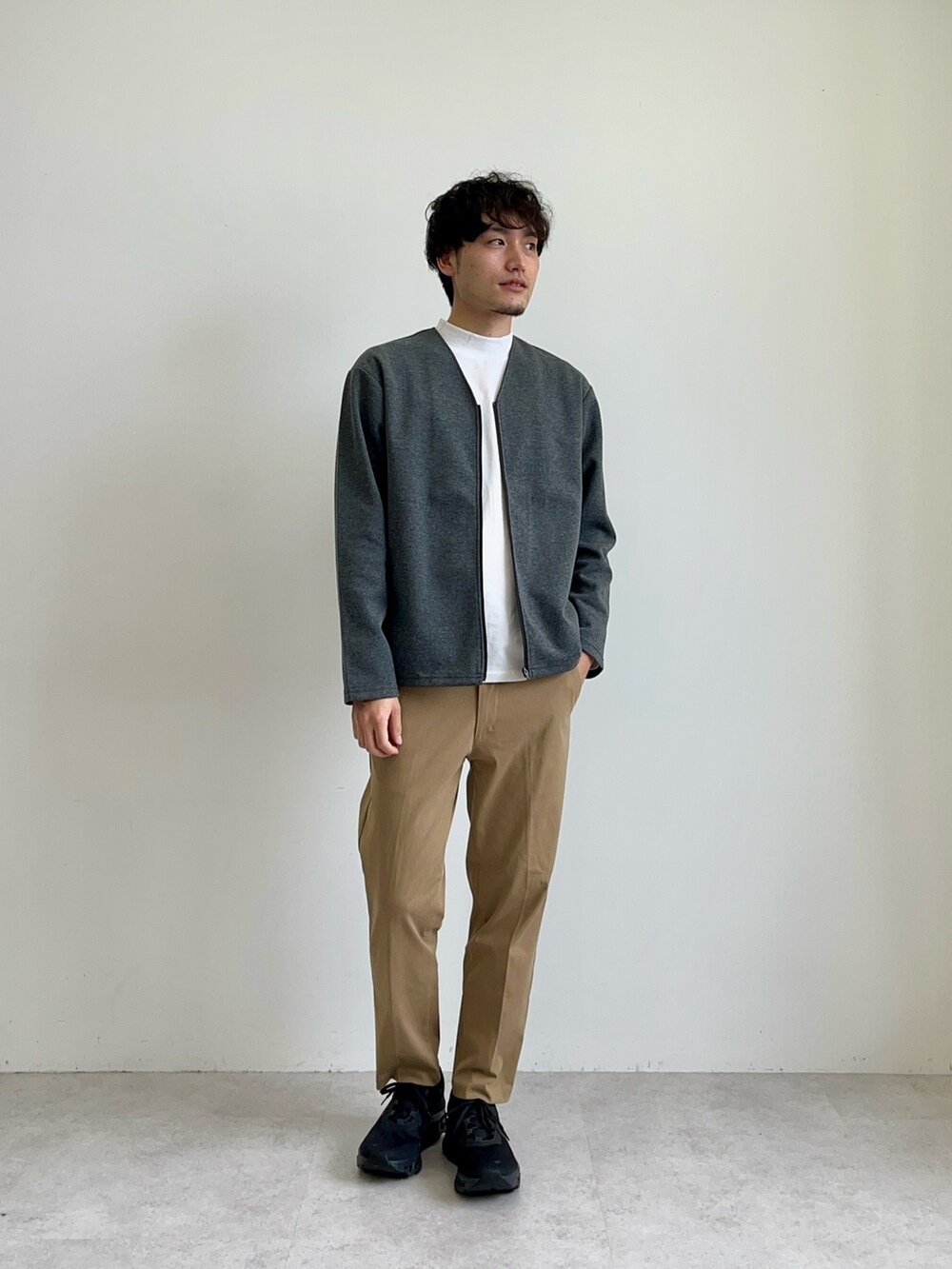 ホワイト系のTシャツ/カットソー、ベージュ系のチノパンツを着用したメンズの夏コーディネートの2枚目の写真