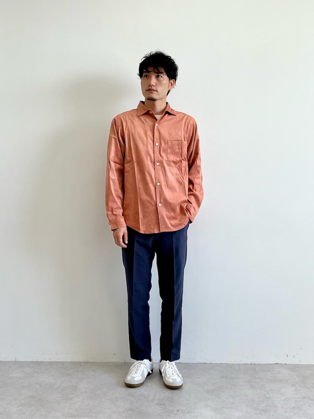 ピンク系のシャツ/ブラウス、ホワイト系のスニーカーを着用したメンズの夏コーディネートの2枚目の写真