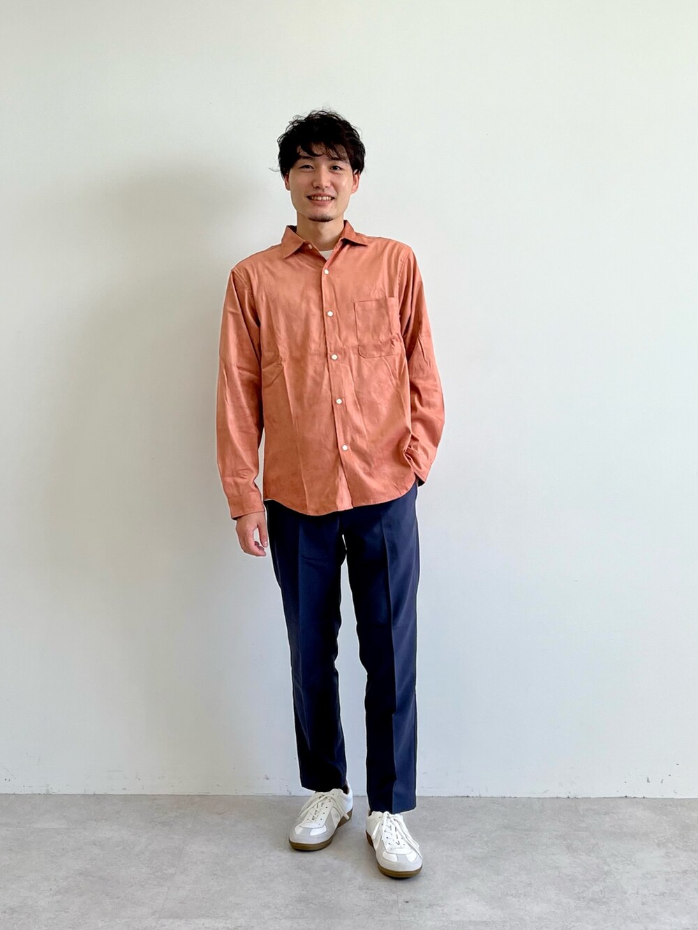 ピンク系のシャツ/ブラウス、ホワイト系のスニーカーを着用したメンズの夏コーディネートの3枚目の写真