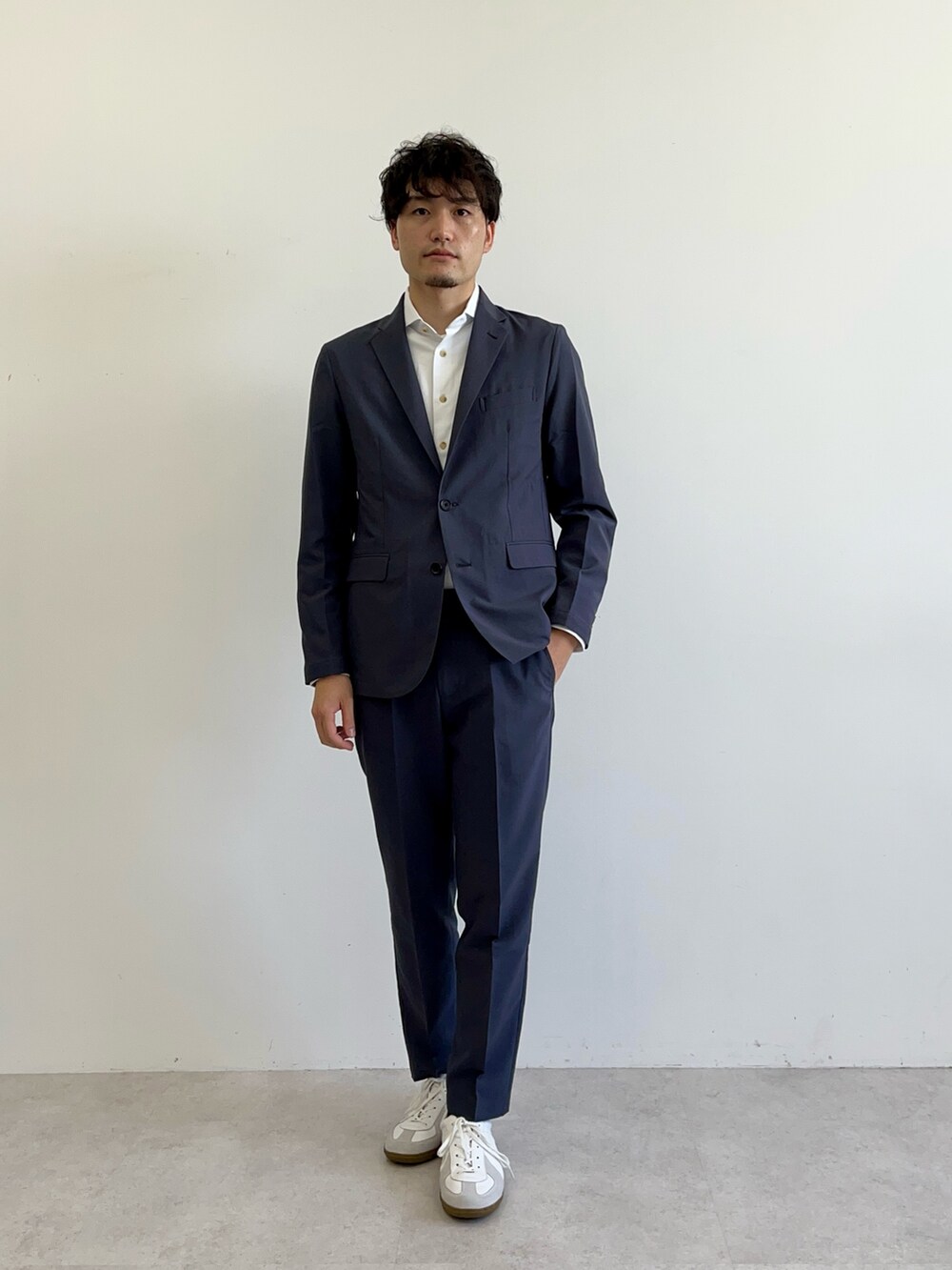 ホワイト系のシャツ/ブラウス、ブルー系のセットアップ、ホワイト系のスニーカーを着用したメンズの夏コーディネートの3枚目の写真