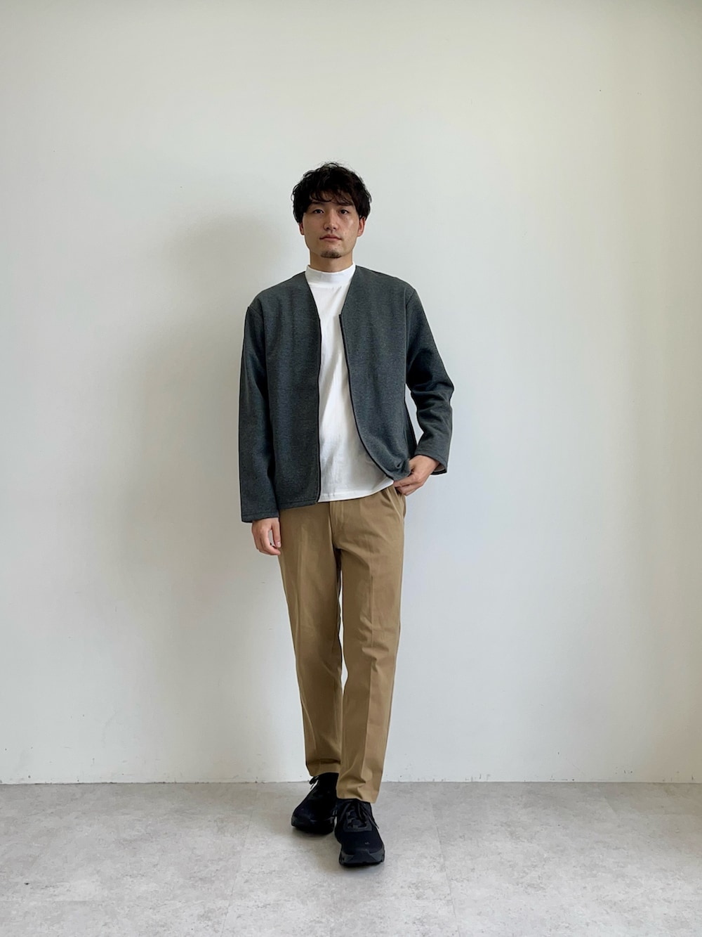 ホワイト系のTシャツ/カットソー、ベージュ系のチノパンツを着用したメンズの夏コーディネートの3枚目の写真