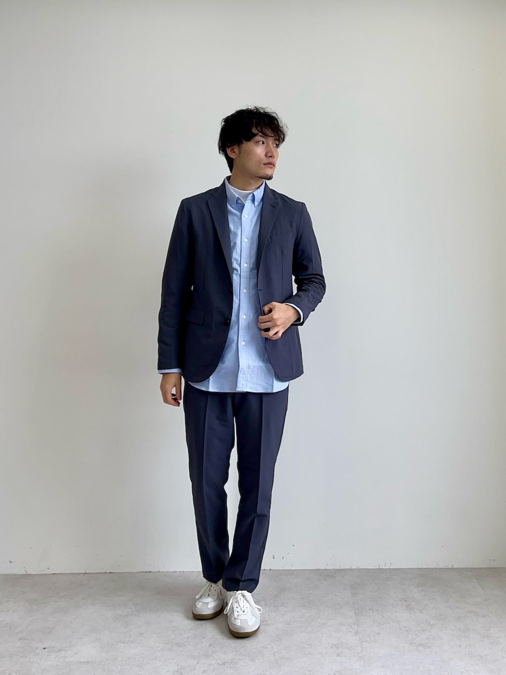 ホワイト系のTシャツ/カットソー、ブルー系のシャツ/ブラウス、ブルー系のセットアップを着用したメンズの夏コーディネートの2枚目の写真