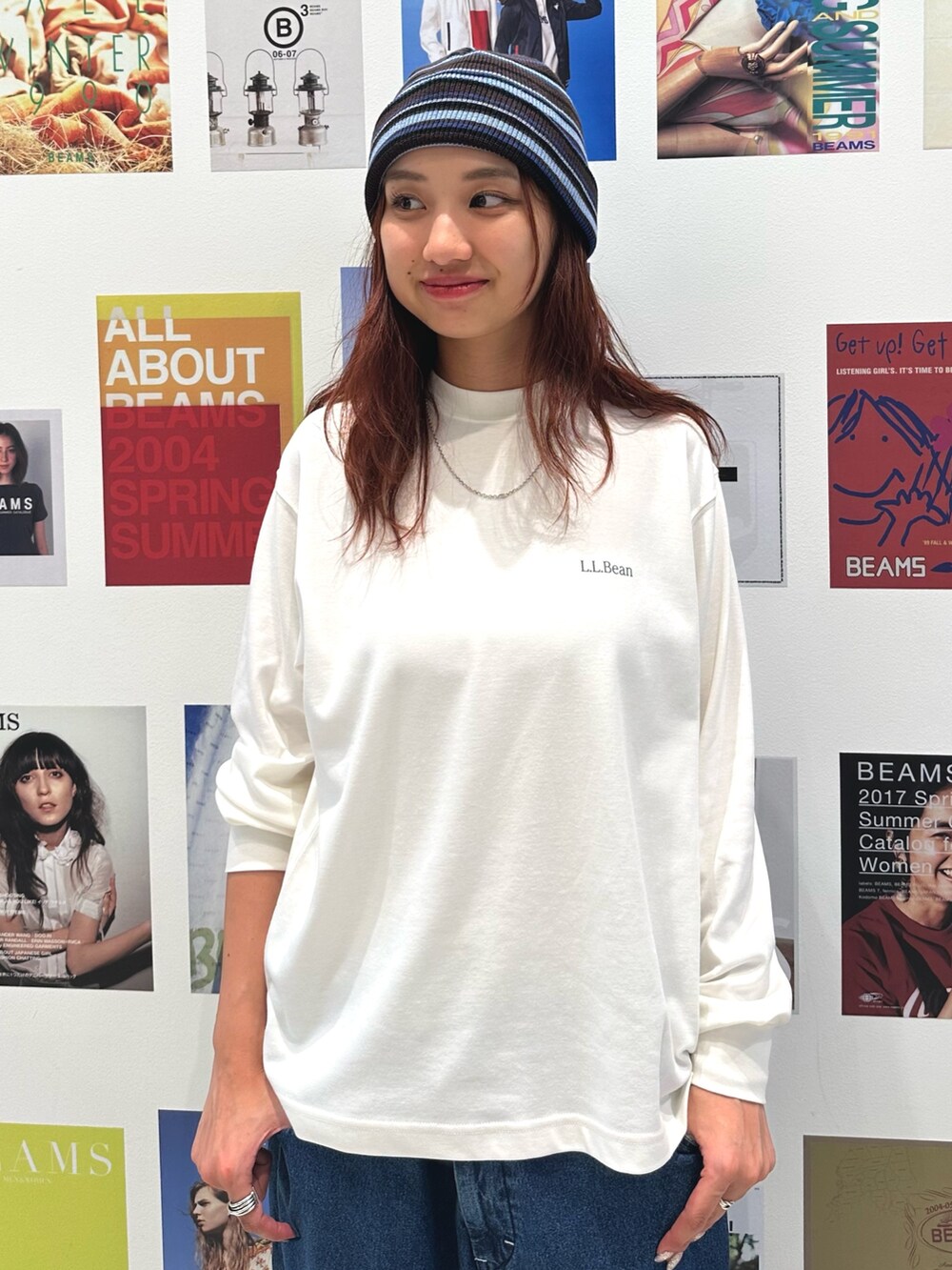 ブルー系のカバーオール、ブルー系のデニムパンツを着用したレディースの夏コーディネートの3枚目の写真