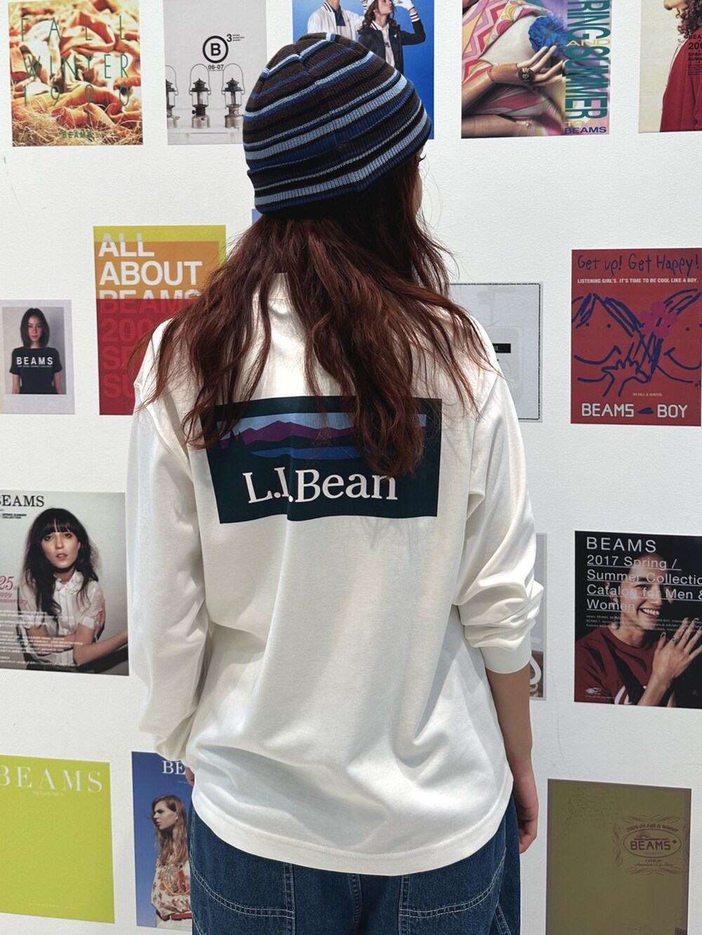 ブルー系のカバーオール、ブルー系のデニムパンツを着用したレディースの夏コーディネートの4枚目の写真