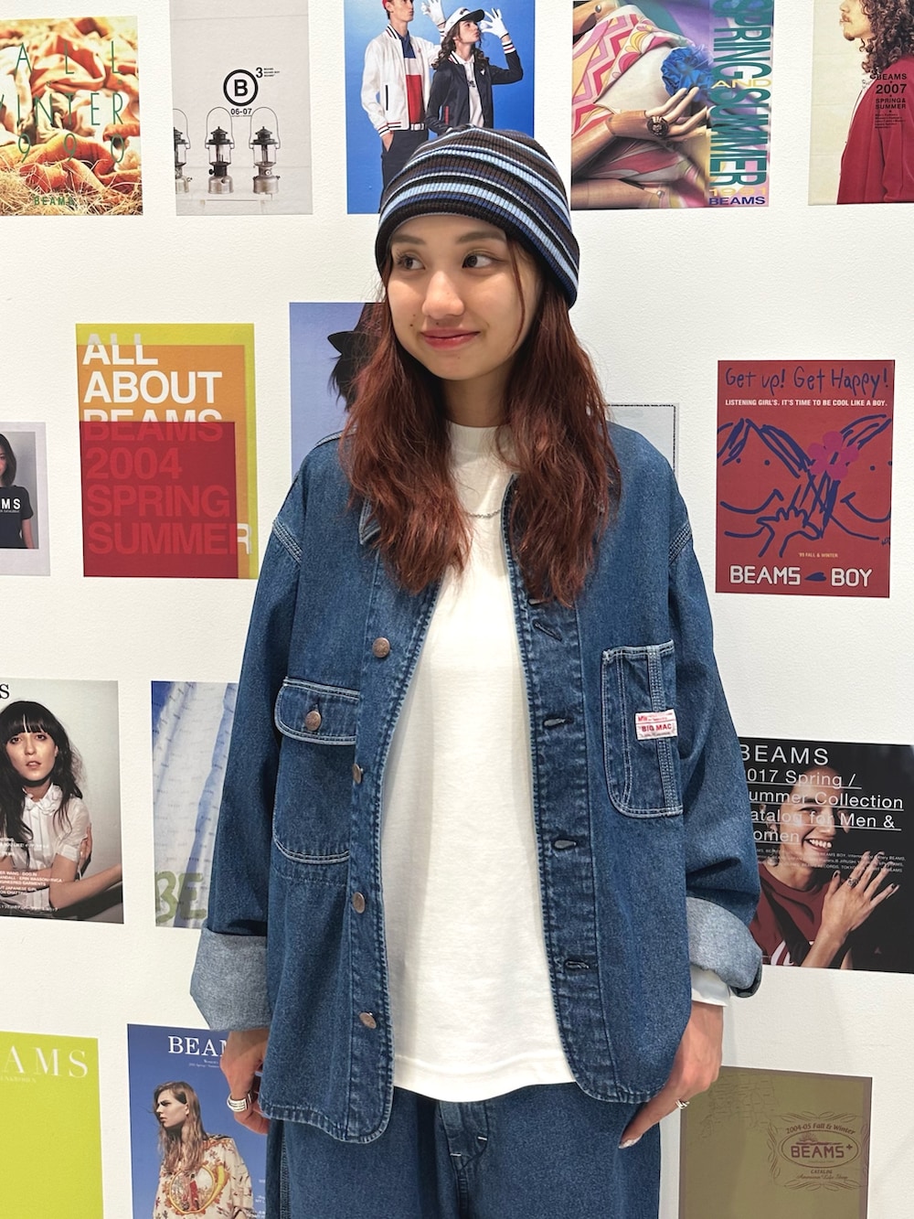 ブルー系のカバーオール、ブルー系のデニムパンツを着用したレディースの夏コーディネートの2枚目の写真