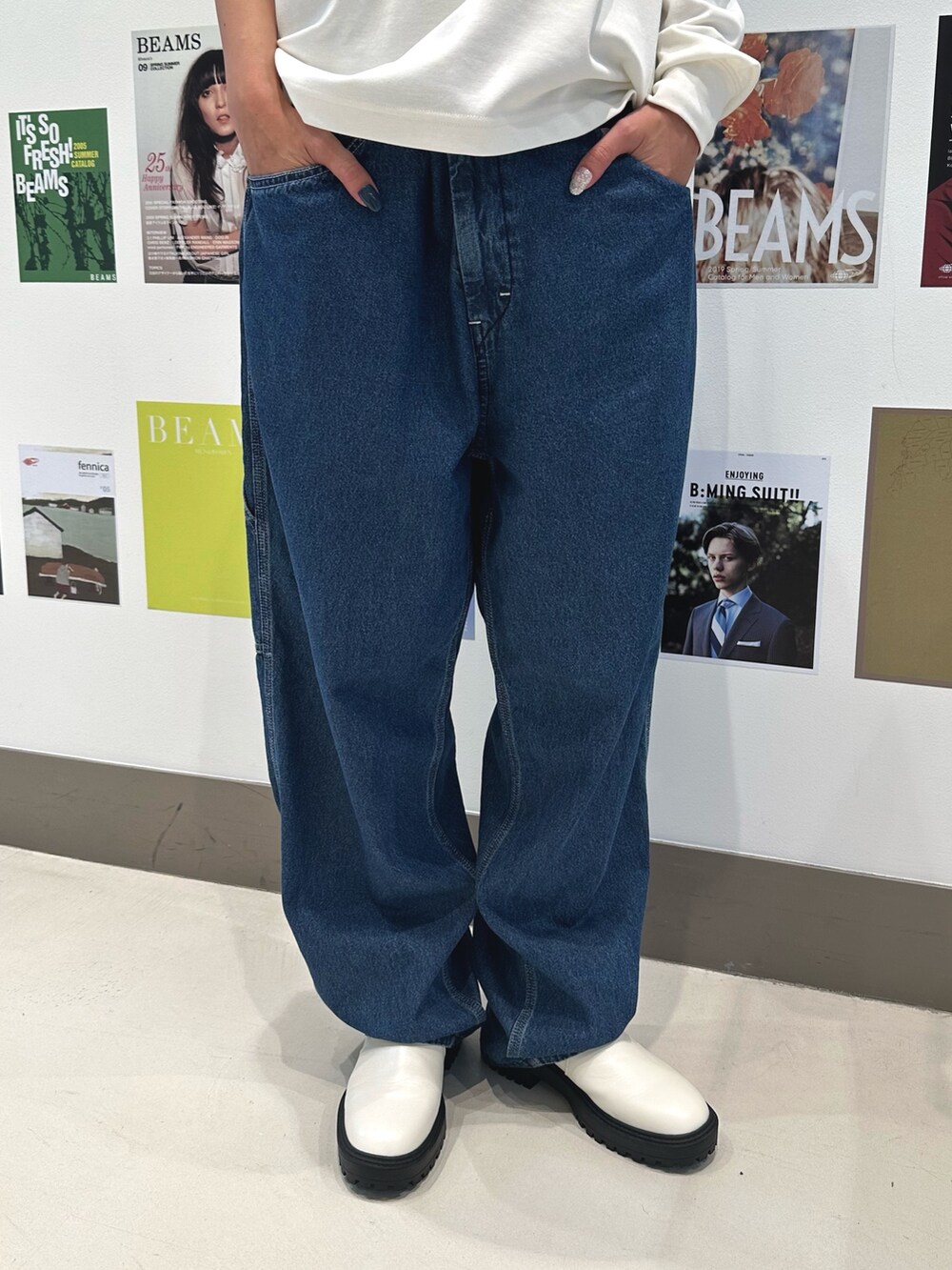 ブルー系のカバーオール、ブルー系のデニムパンツを着用したレディースの夏コーディネートの5枚目の写真