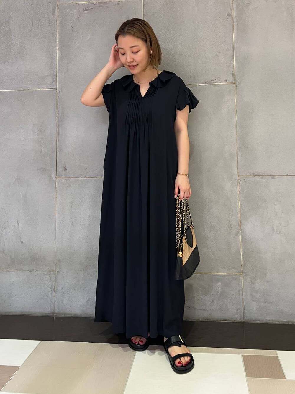 Curensology(カレンソロジー)/ラッフルカラーコクーンワンピースを使っ