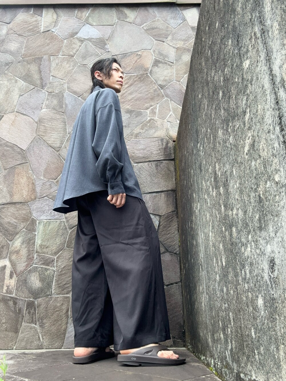 「さらっと晴れやかスナップ、モノトーンコーデ、モード、骨格ナチュラル、プチプラ、シンプル、紫陽花」｜「CASPER JOHNのImitation wool huge shirts/イミテーションウールヒュージシャツ（シャツ/ブラウス、グレー系）」を使った、Luna.さん（骨格ナチュラル・メンズ・172cm）の夏コーディネートの3枚目の写真