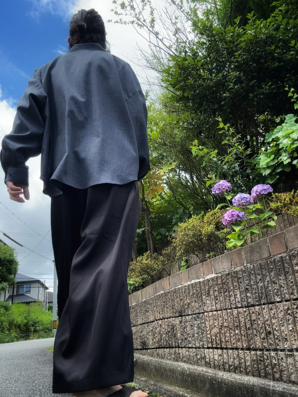 「さらっと晴れやかスナップ、モノトーンコーデ、モード、骨格ナチュラル、プチプラ、シンプル、紫陽花」｜「CASPER JOHNのImitation wool huge shirts/イミテーションウールヒュージシャツ（シャツ/ブラウス、グレー系）」を使った、Luna.さん（骨格ナチュラル・メンズ・172cm）の夏コーディネートの5枚目の写真