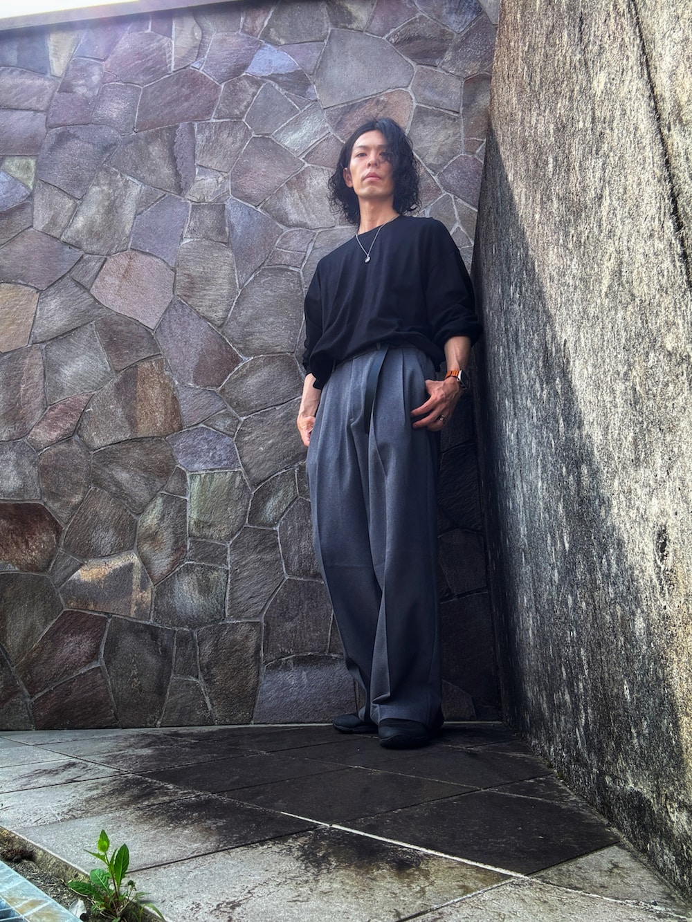 グレー系のスラックス、ブラック系のその他シューズ、ブラック系のTシャツ/カットソーを着用したメンズの夏コーディネートの2枚目の写真